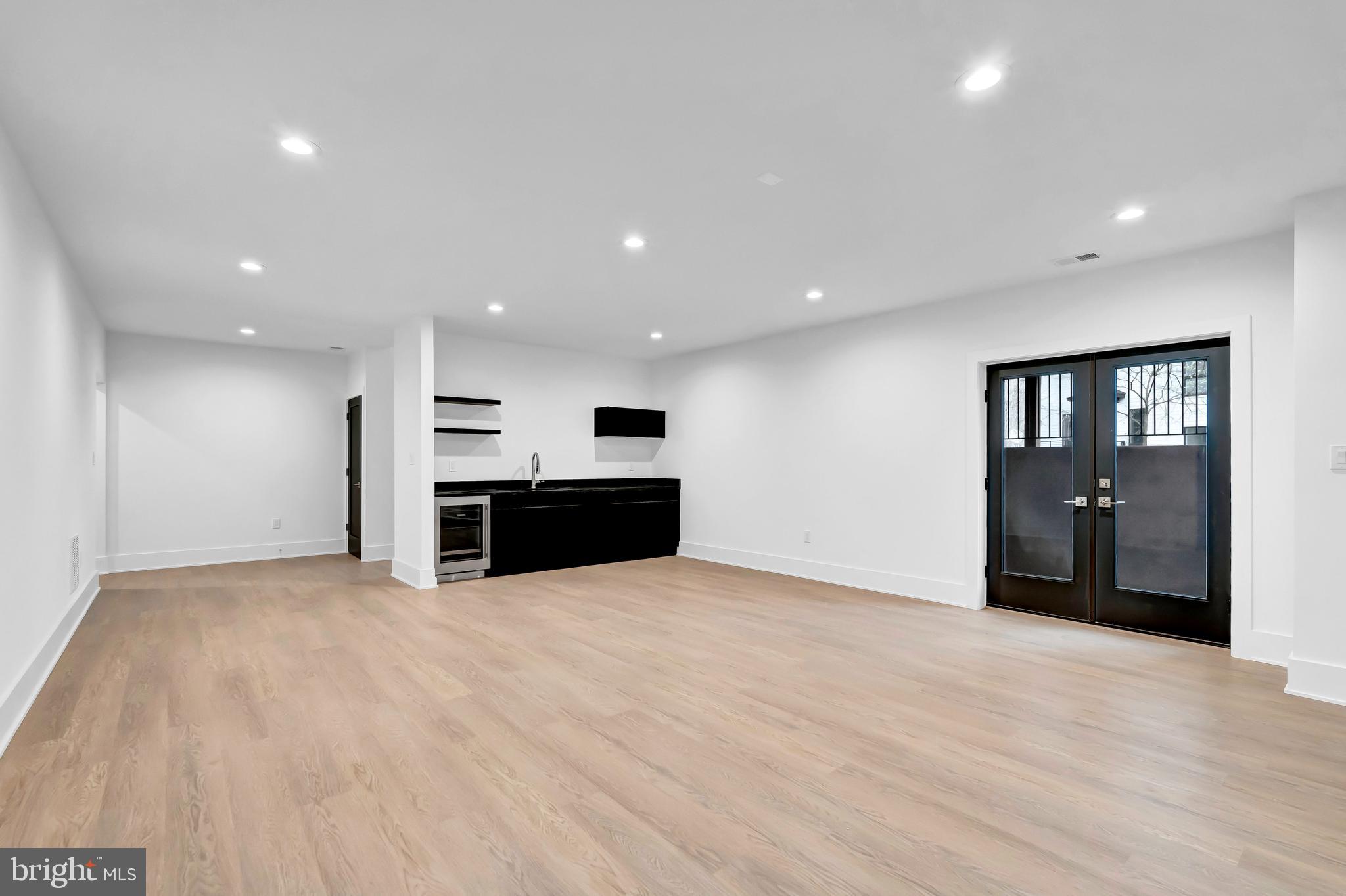 VIENNA WOODS - Residential