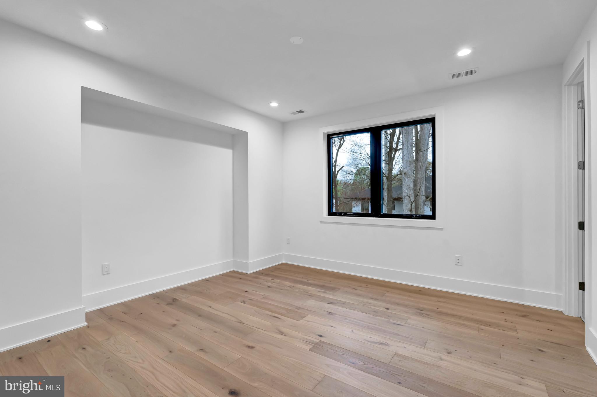 VIENNA WOODS - Residential