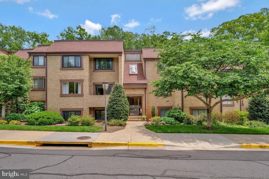Photo of 1663 Parkcrest Circle #5B/200, RESTON, VA 20190 (MLS # VAFX2317214)
