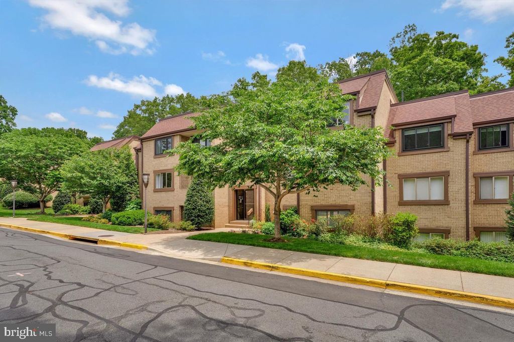 Photo of 1663 Parkcrest Circle #5B/200, RESTON, VA 20190 (MLS # VAFX2317214)