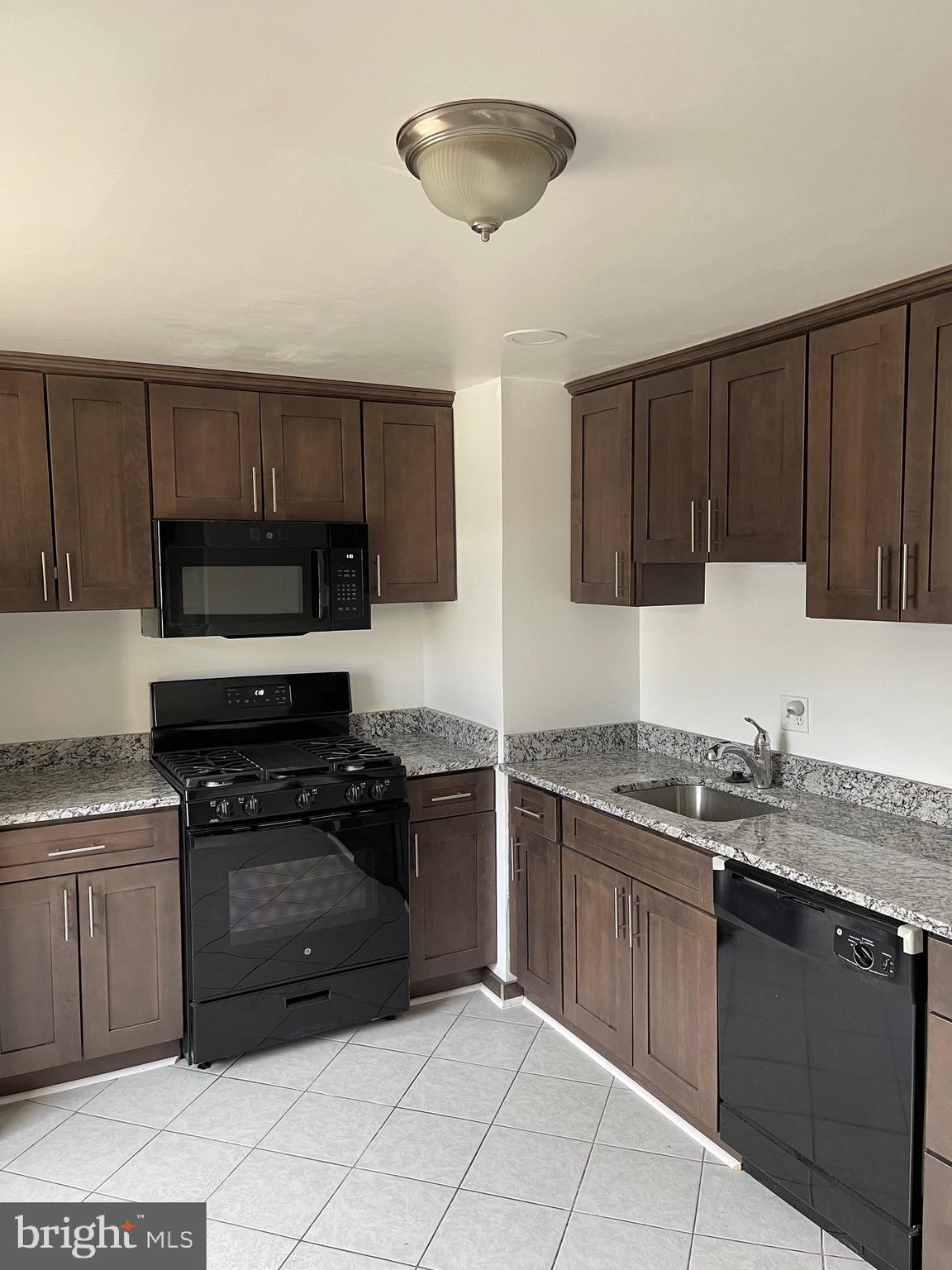 PINEWOOD HILL - Residential Lease