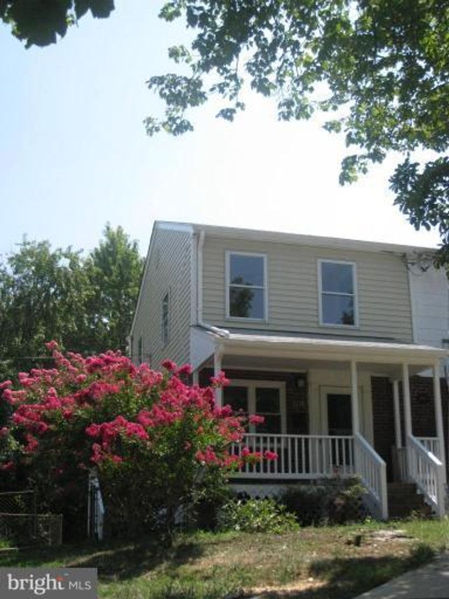 LARGE DUPLEX 3 LEVELS, 4 BEDROOM, 2 FULL BATH- 1 OFFICE ROOM - DUPLE IN ALEXANDRIA VA. FRESH PAINT -HARDWOOD FLOORS- NEW WINDOWS- LARGE DRIVEWAY -FULLY FINISHED BASEMENT- PROPERTY HAS AN EXCELLENT LOCATION-  RESTAURANT- SHOPPING CENTERS- GREAT SCHOOLS. VERY CONVENIENT  AND  NEAR MAYOR ROUTES I-95 - I 495  & TO PUBLIC TRANSPORTATION- METRO  STATION AND  10 MINUTES FROM WASHINGTON DC*