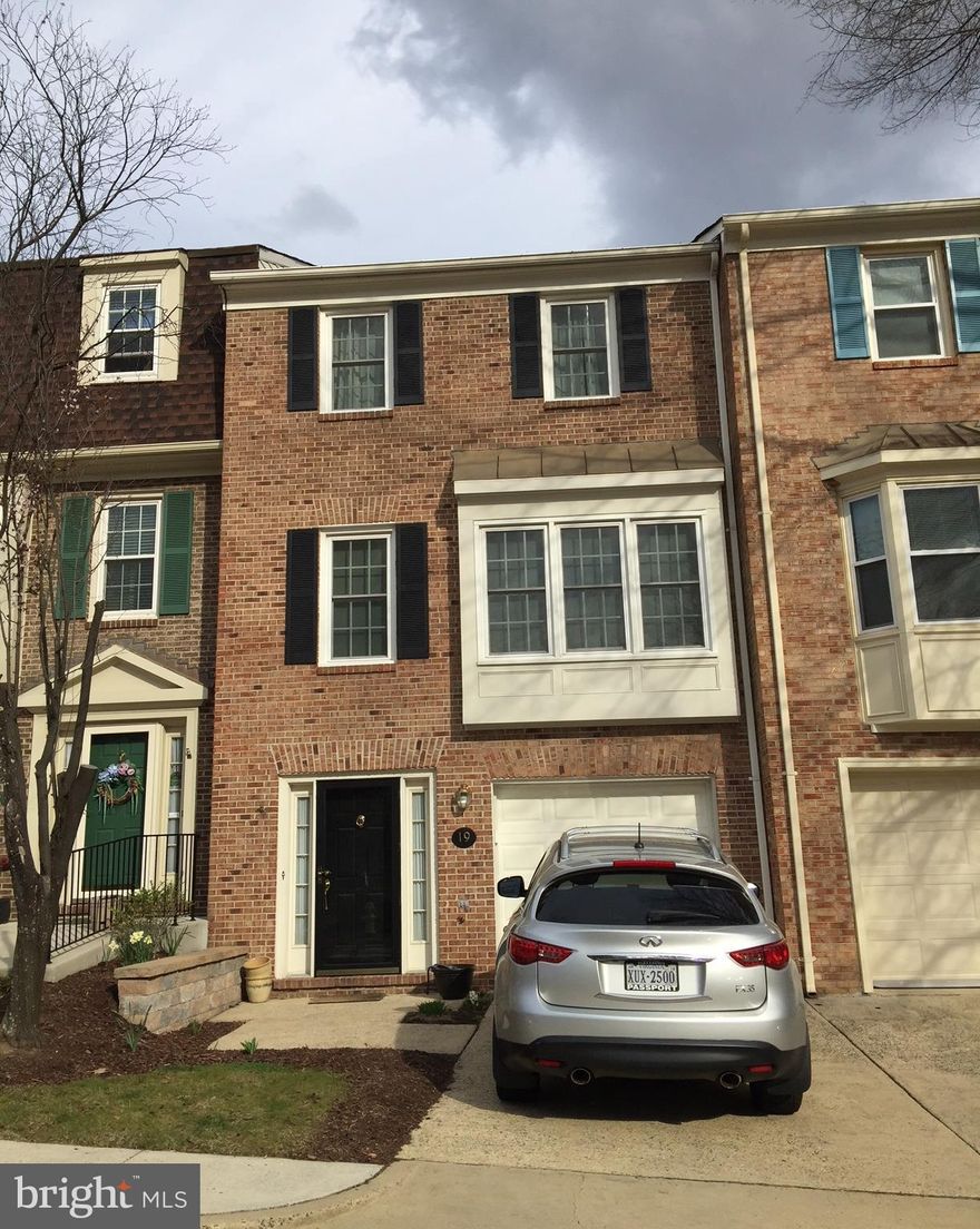 $10,000 PRICE LOWERED!  LOCATION, LOCATION! PERFECT 3 LEVEL, 1 CAR GARAGE BRICK FRONT TOWNHOME INSIDE BELTWAY. MINS TO ALL MAJOR ROADS. EASY COMMUTE TO PENTAGON, BELVOIR, BOLLING & 6 BLKS TO PATENT OFFICE .SHOWS VERY WELL. RECESSED LIGHTS,GRANITE,3 FANS, SENSOR LIGHTS, LARGE DECK, FENCED YARD.GARAGE SHELVES & MORE. MUST SEE!