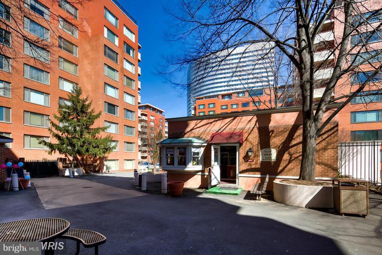 RIVER PLACE EAST - Residential Lease