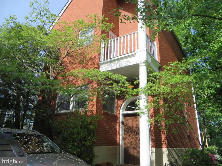 ***UNIQUE 4-LEVEL DETACHED HOUSE WITH 3 BEDROOMS AND 2 FULL BATHS*ONE SPACE DRIVEWAY*CONTEMPORARY INTERIOR*MAIN LEVEL WITH HARDWOOD FLOORS IN LR AND DR AND GAS FIREPLACE*LARGE REAR BRICK PATIO*LOWER LEVEL REC ROOM WITH FIREPLACE AND FULL BATH(LOWER LEVEL COULD BE BEDROOM SUITE)2ND LEVEL PRIMARY BEDROOM WITH UNIQUE PRIMARY BATH WITH HUGE SEPARATE TUB AND SHOWER AND BIDET*SMALL DOG OK*