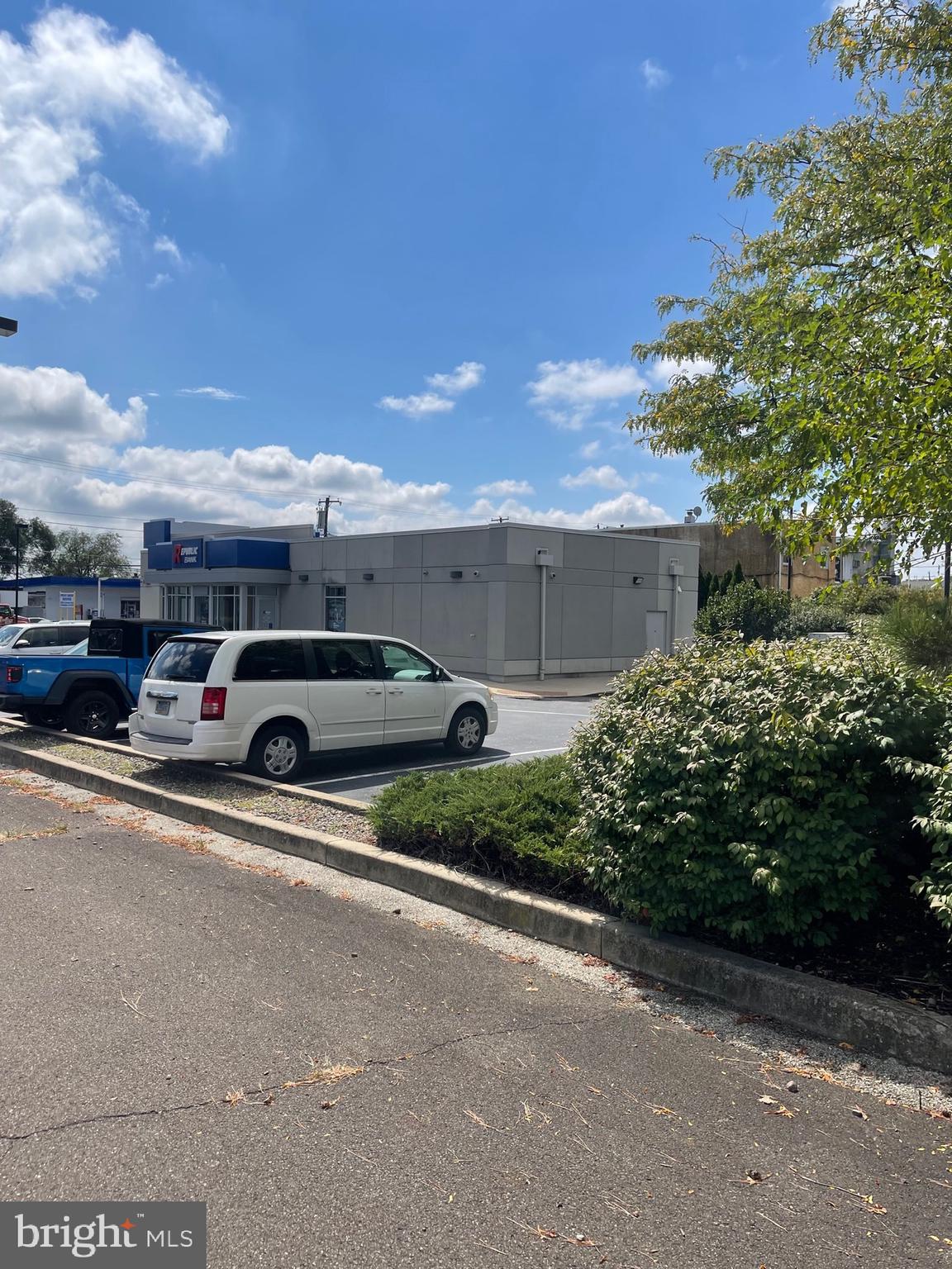 HOLMESBURG - Commercial Sale