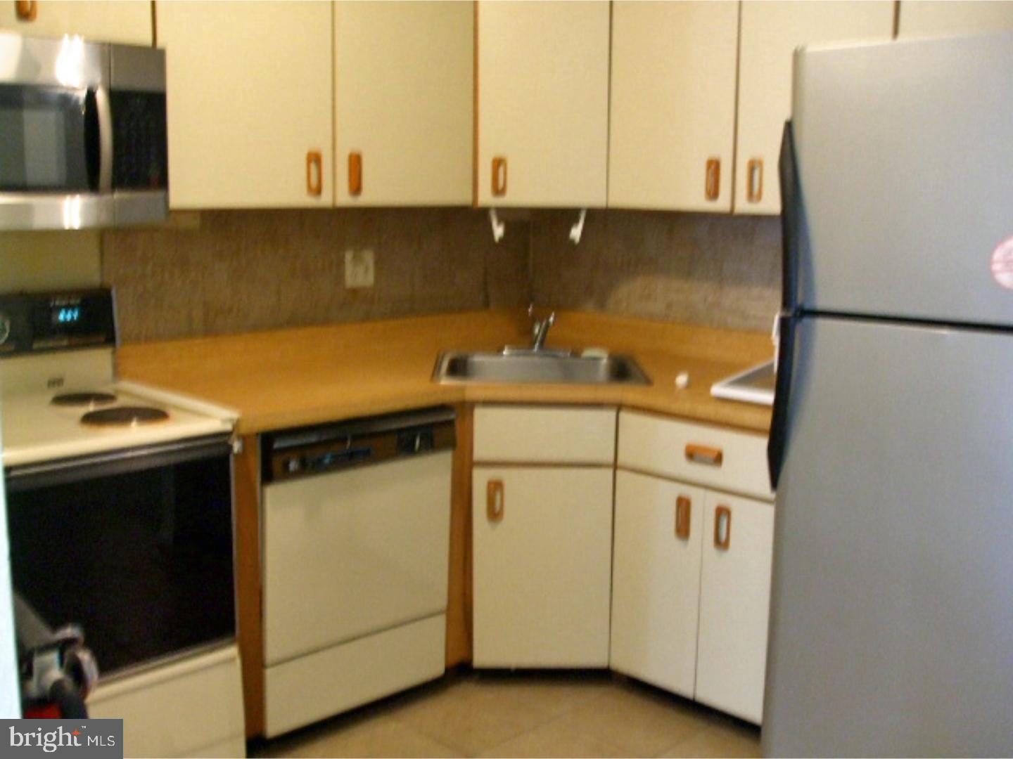 1109 HUNTINGDON MEWS