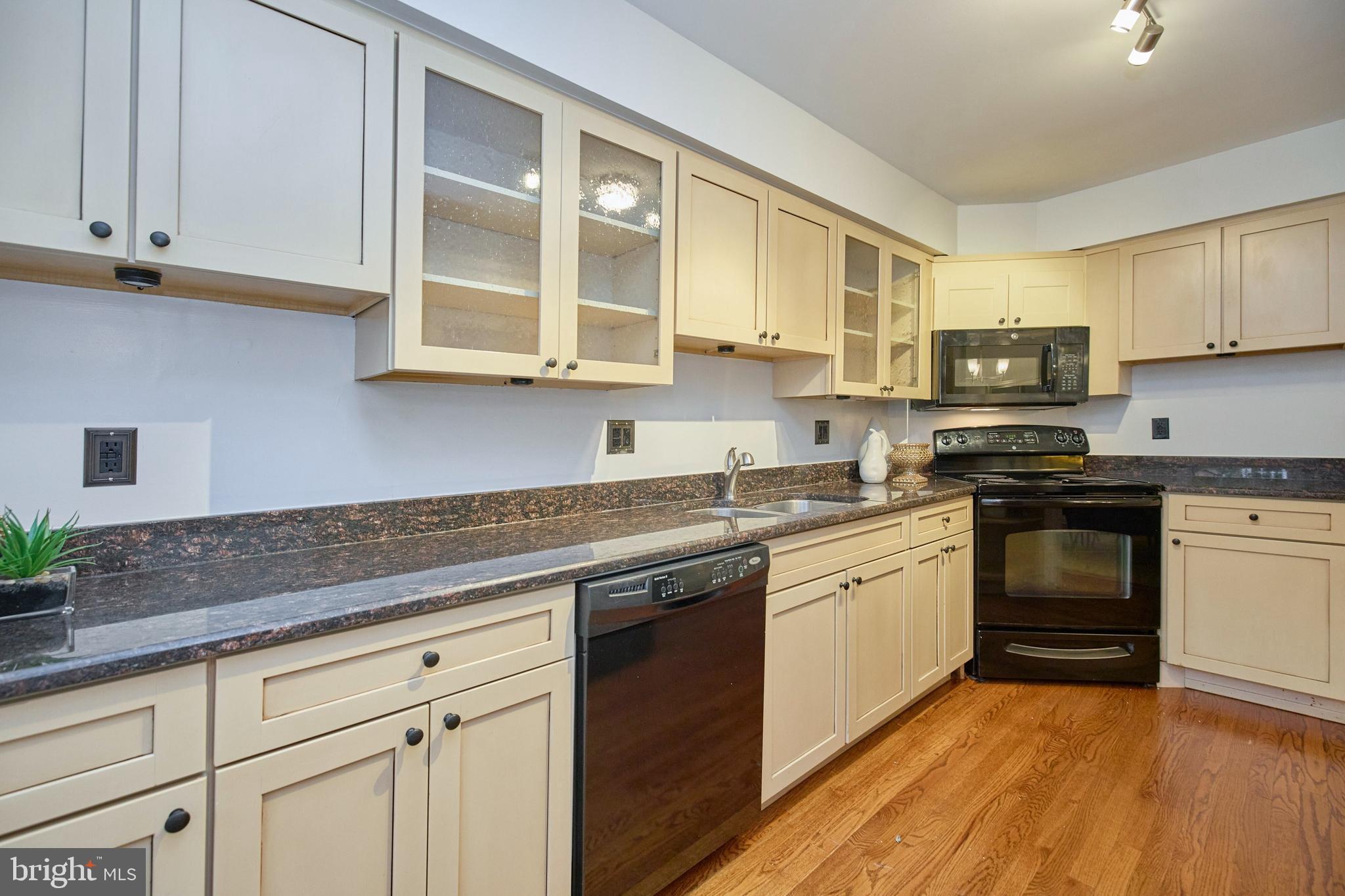 KENSINGTON SQUARE - Residential