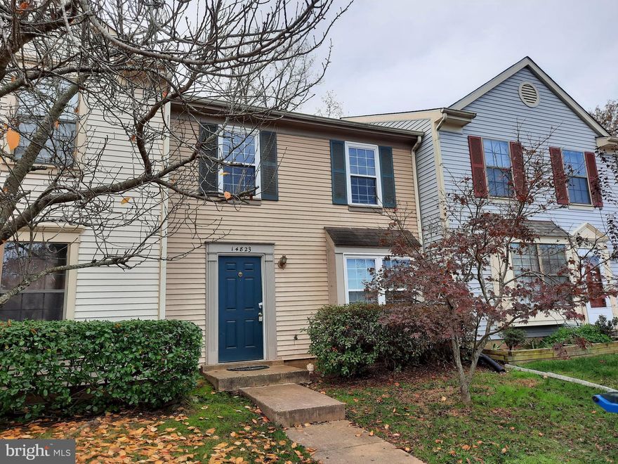 Excellent LOCATION BACKS TO WOODS.   Good Condition - Fresh paint and carpets cleaned, some new Wood Laminate Flooring.   Walk out to FULLY FENCED BACKYARD.  PET ON A CASE-BY-CASE BASIS  (NO CATS PLEASE} with addendum and  $500 deposit each pet.   Large Main Bedroom has three closets including large walk-in closet.  Eating  space in kitchen and pass through to Dining Area.  Washer and dryer off kitchen.  Lovely 2-level town home, 3 bedroom, 1.5 bath home in  LONGSTREET COMMONS.  Reserved parking in front of unit.