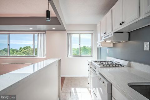 Photo of 2500 N Van Dorn Street #912, ALEXANDRIA, VA 22302 (MLS # VAAX2054914)