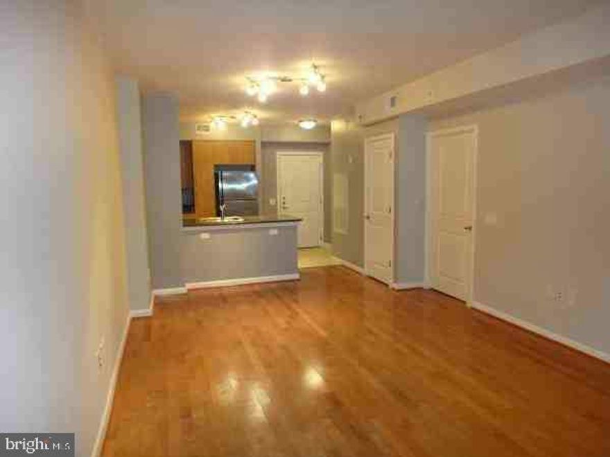 Centrally located in Clarendon! Walk to Metro, restaurants, bars, stores and more! This elegant, spacious elevator condo offers 1 bedroom and 1 full bathroom. Gourmet kitchen has granite countertops, stainless appliances and upgraded cabinetry. Spacious bedroom and full bath; Underground assigned parking spot;  Lots amenities including concierge, outdoor roof top pool, fitness center, party room and more! Condo is available July 1st; Good credit is required;