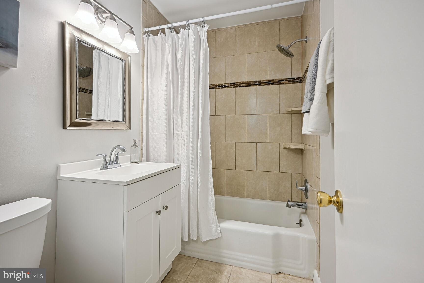 PARKSIDE CONDOMINIUMS - Residential Lease