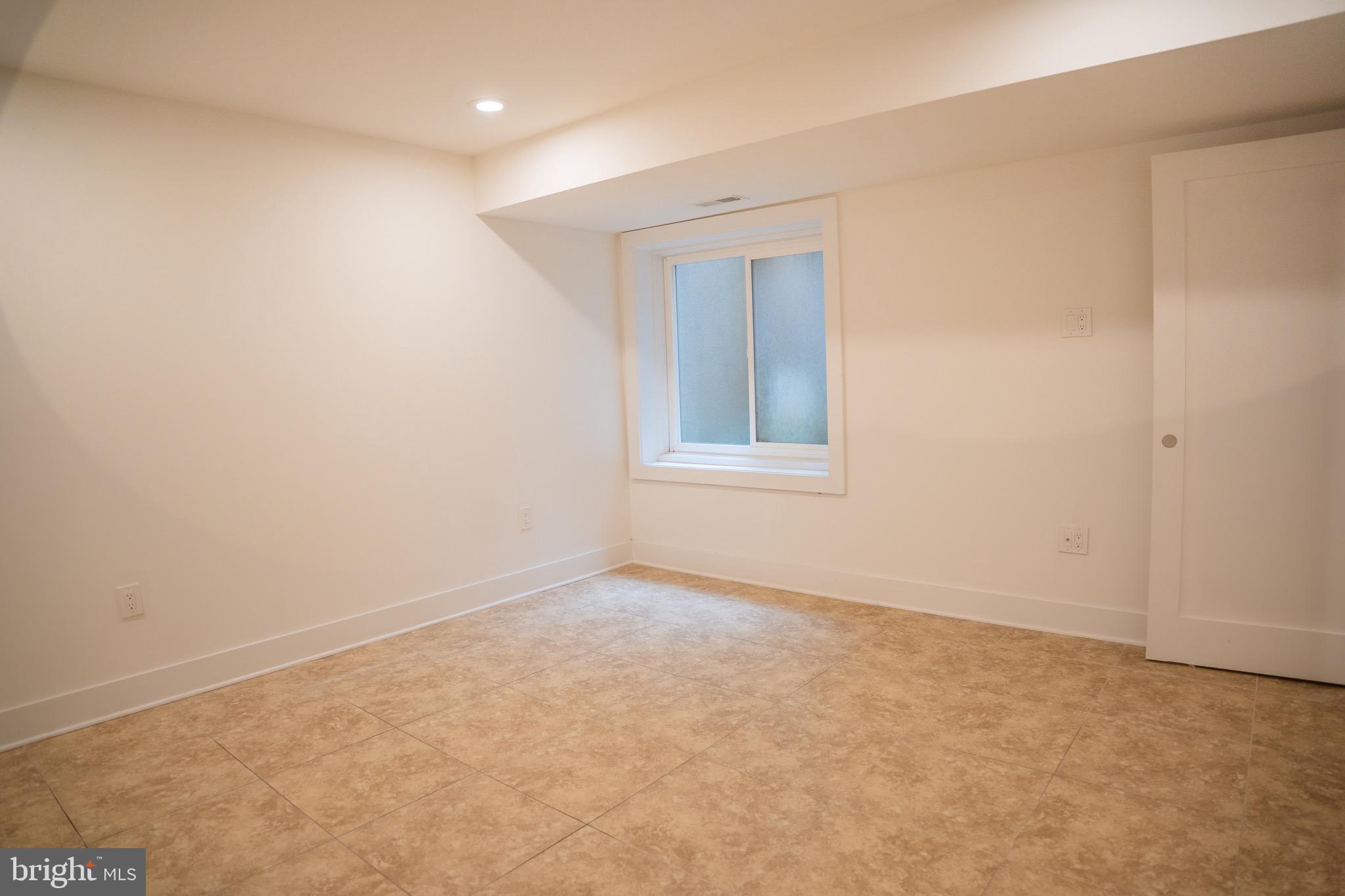 QUEEN VILLAGE - Residential