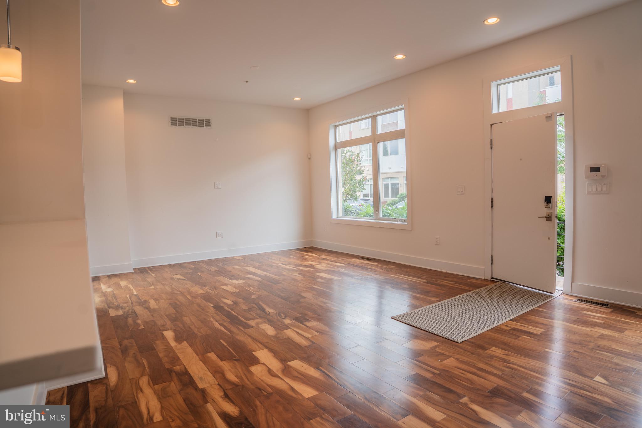 QUEEN VILLAGE - Residential