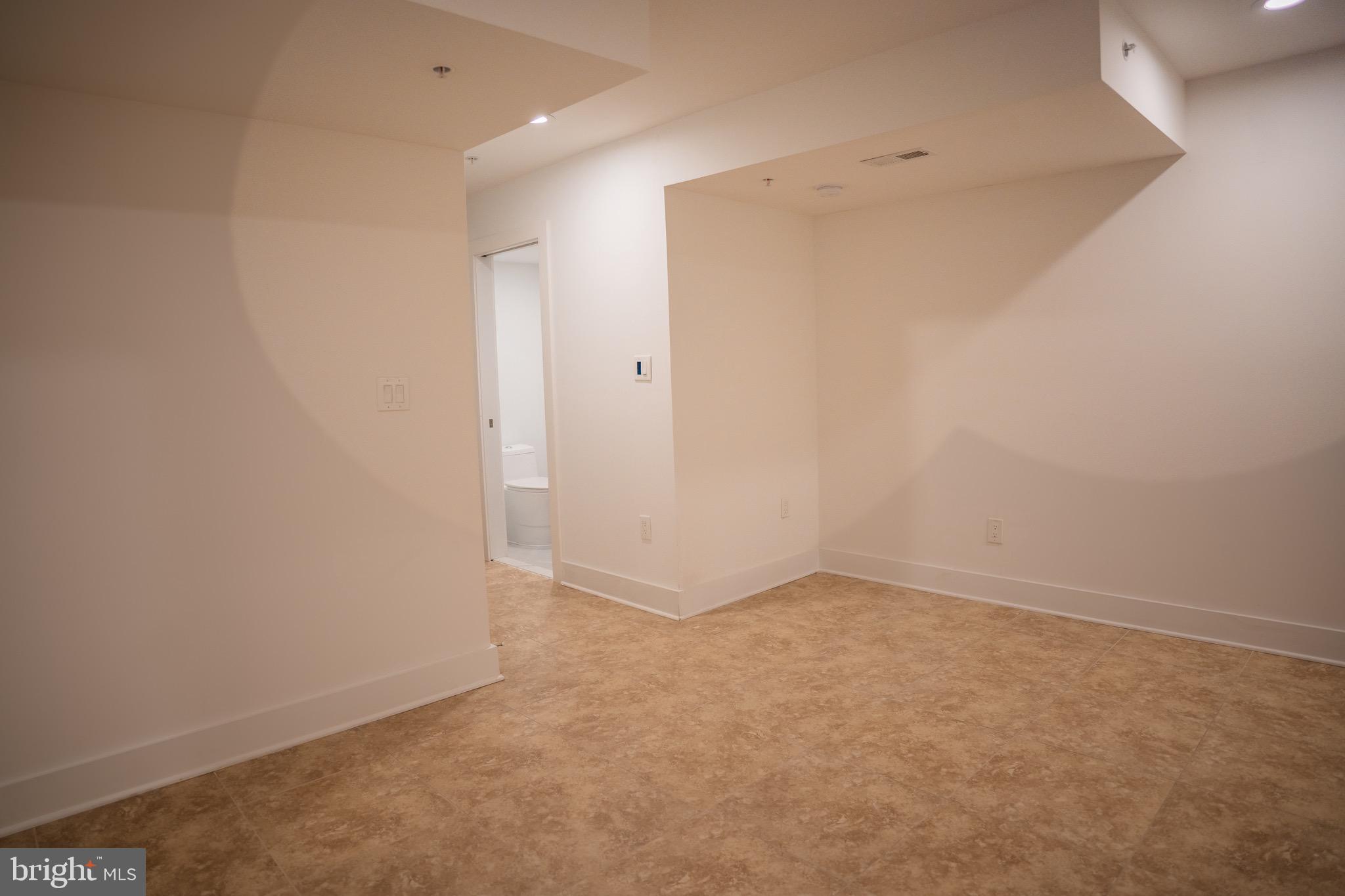 QUEEN VILLAGE - Residential