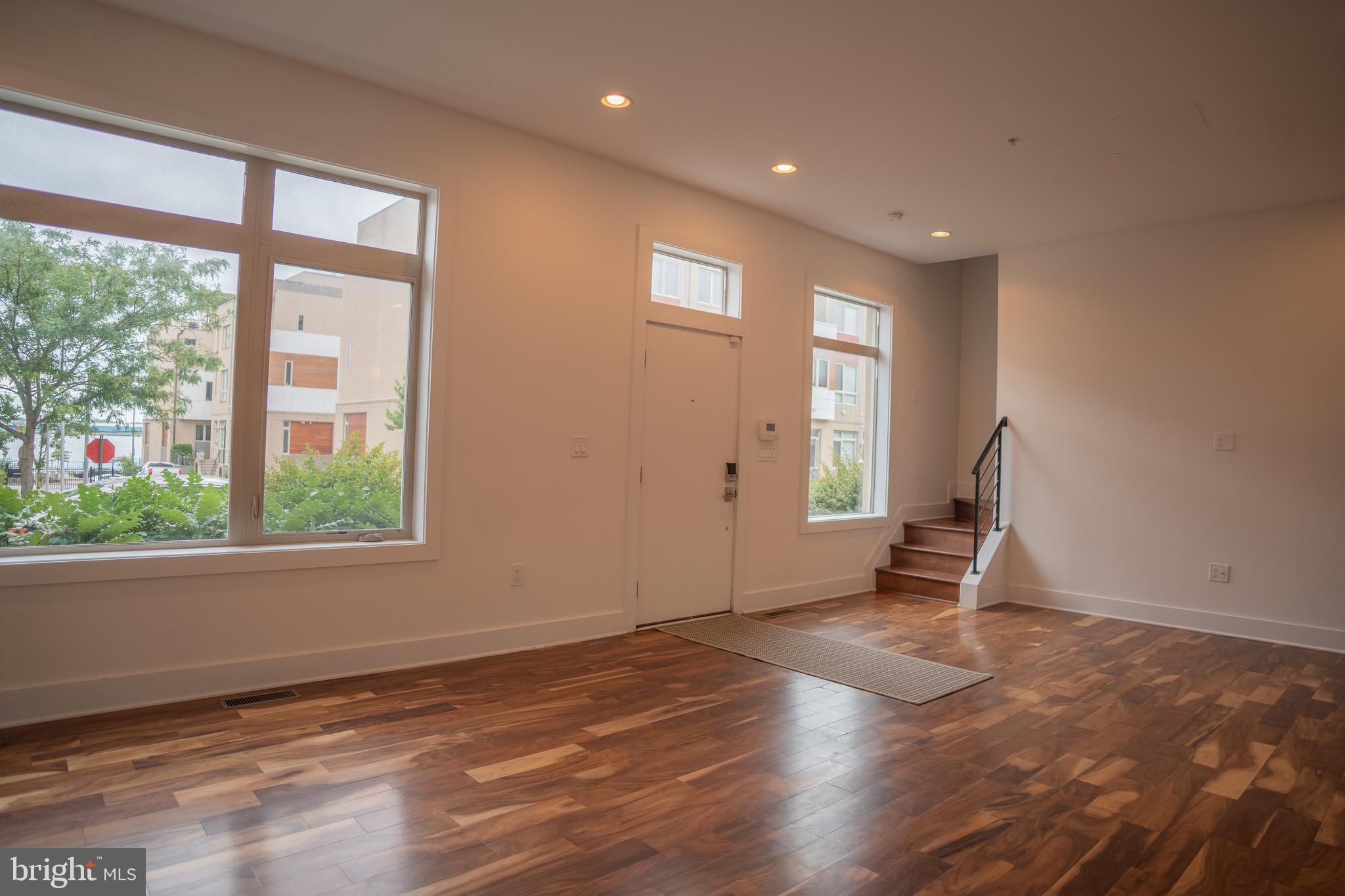QUEEN VILLAGE - Residential
