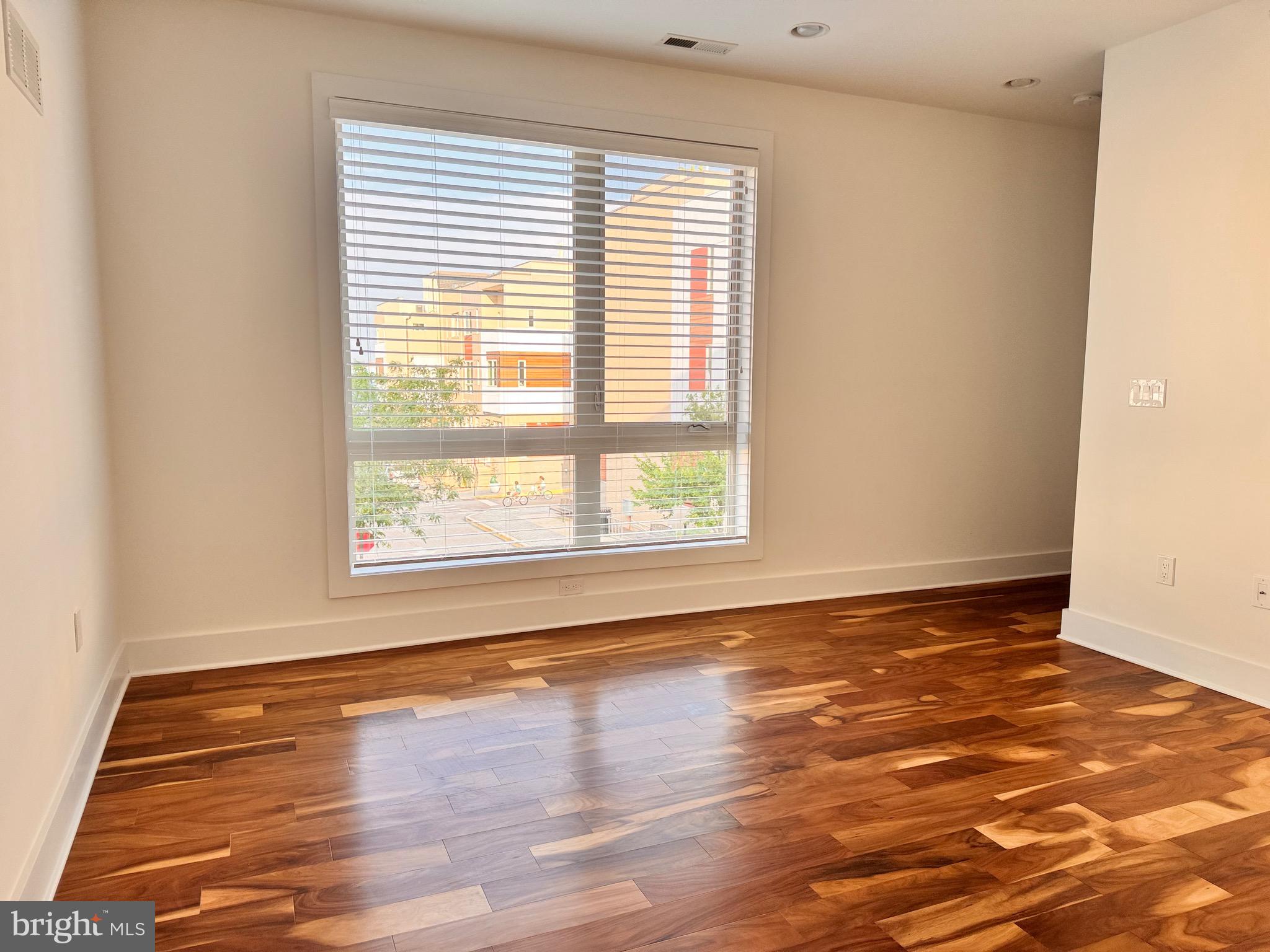 QUEEN VILLAGE - Residential