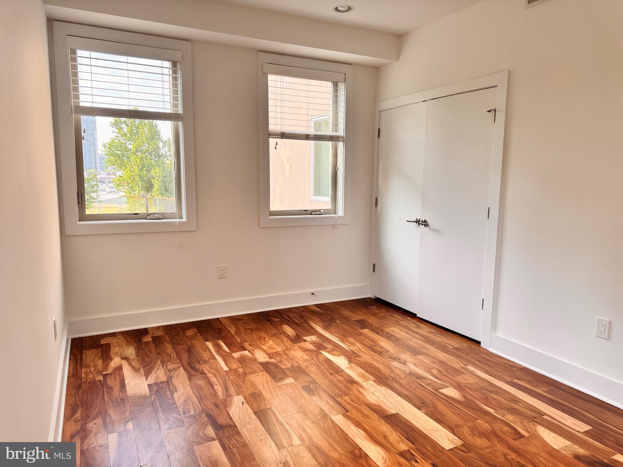 QUEEN VILLAGE - Residential