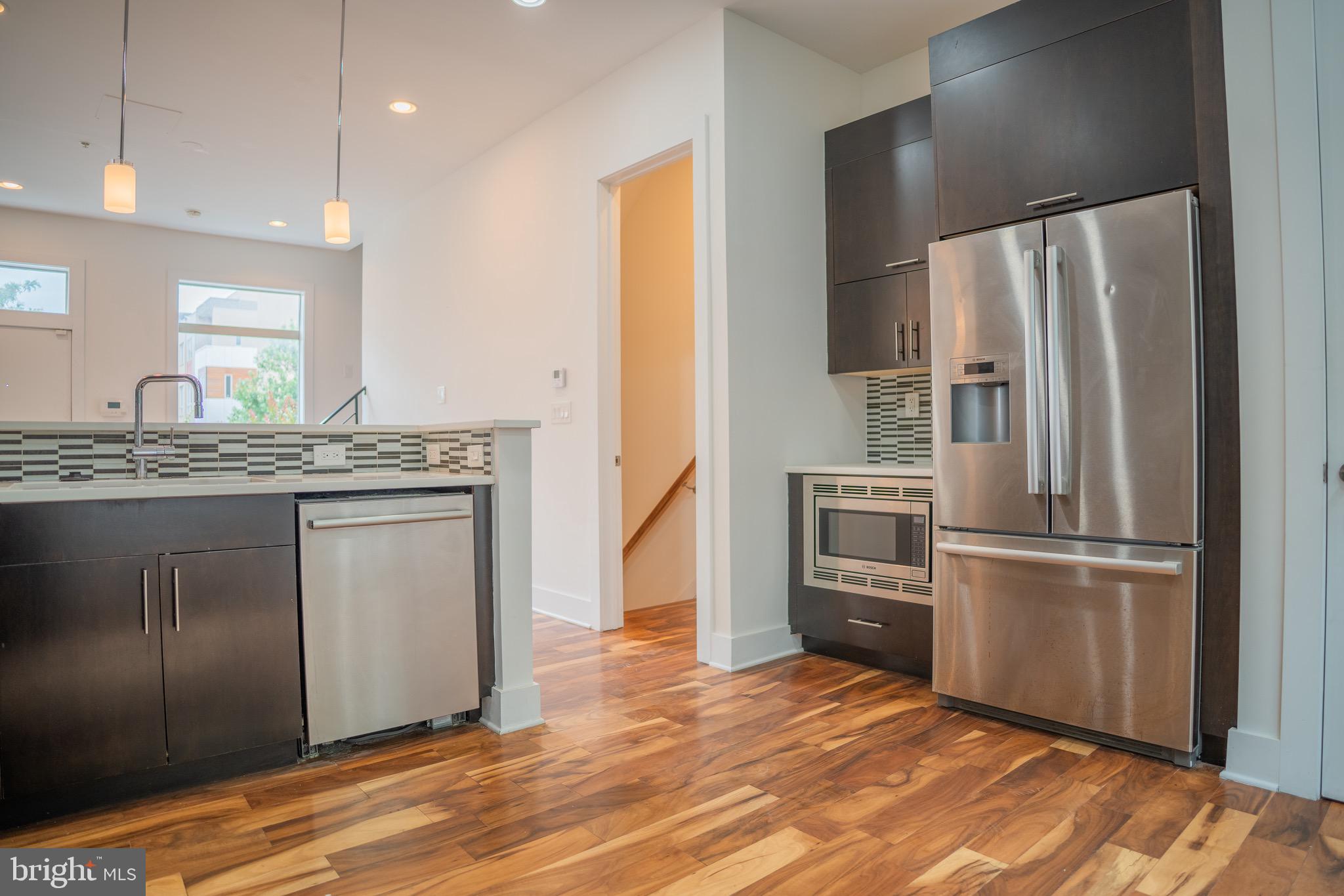 QUEEN VILLAGE - Residential