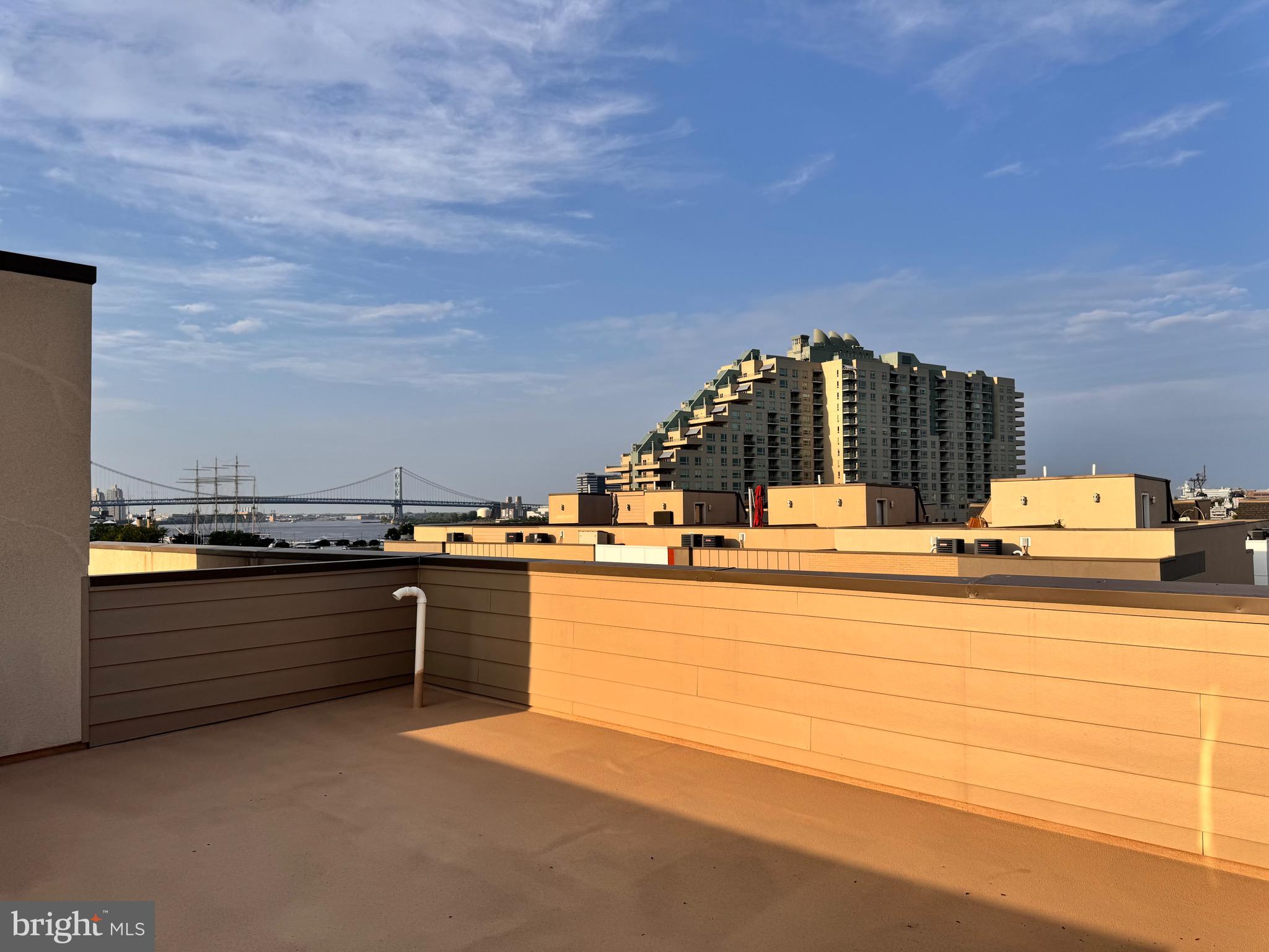 QUEEN VILLAGE - Residential