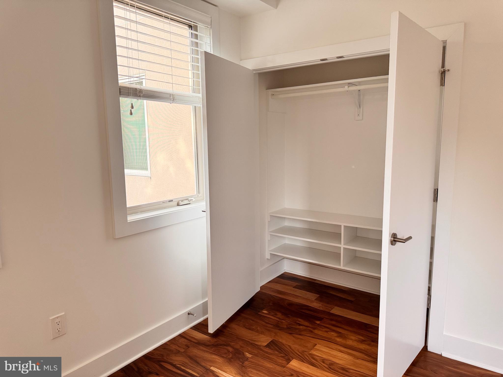 QUEEN VILLAGE - Residential