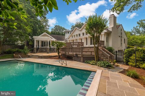 Photo of 5807 HILLBURNE WAY, CHEVY CHASE, MD 20815 (MLS # MDMC2095368)