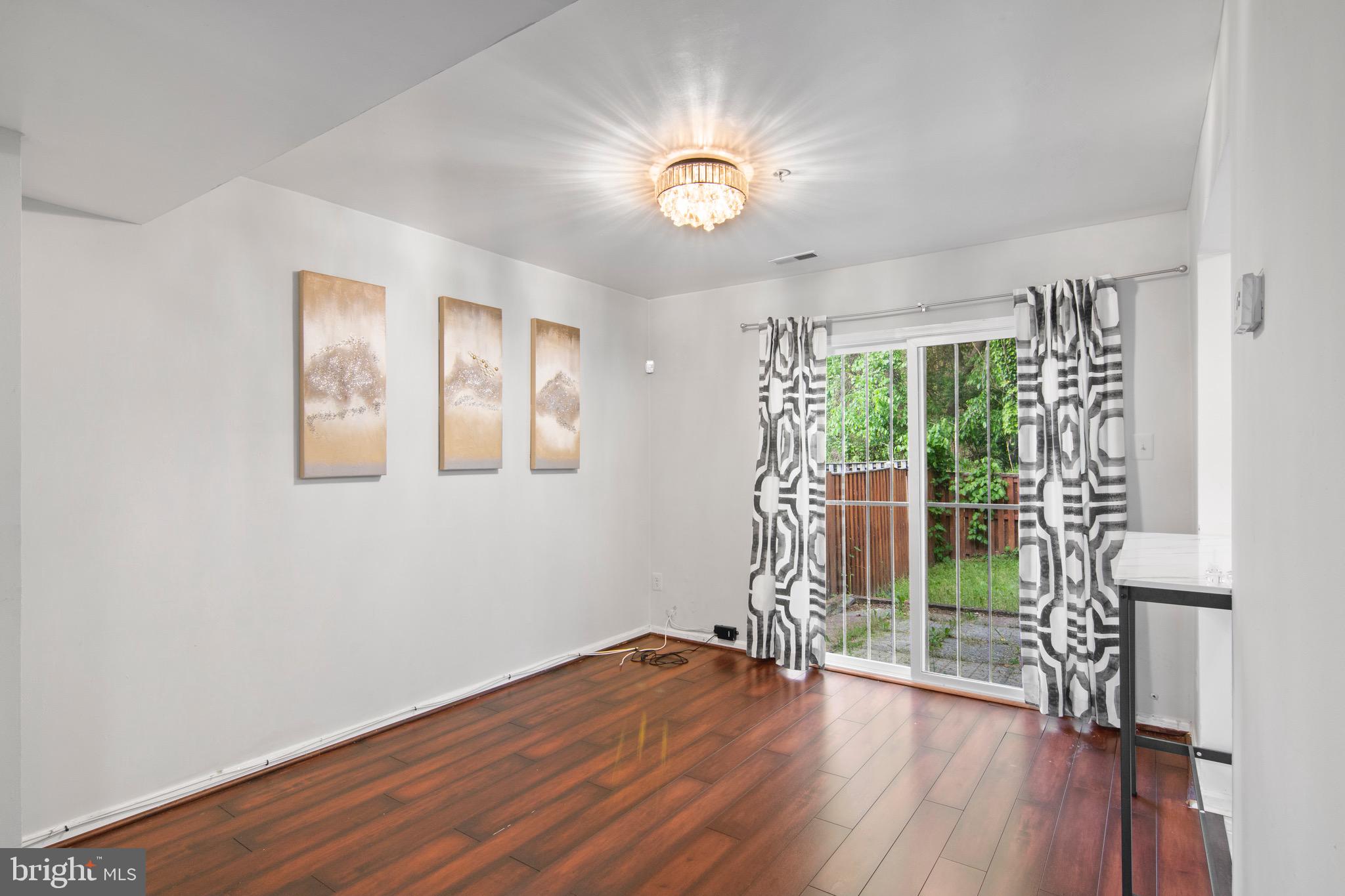 LONDON WOODS - Residential Lease