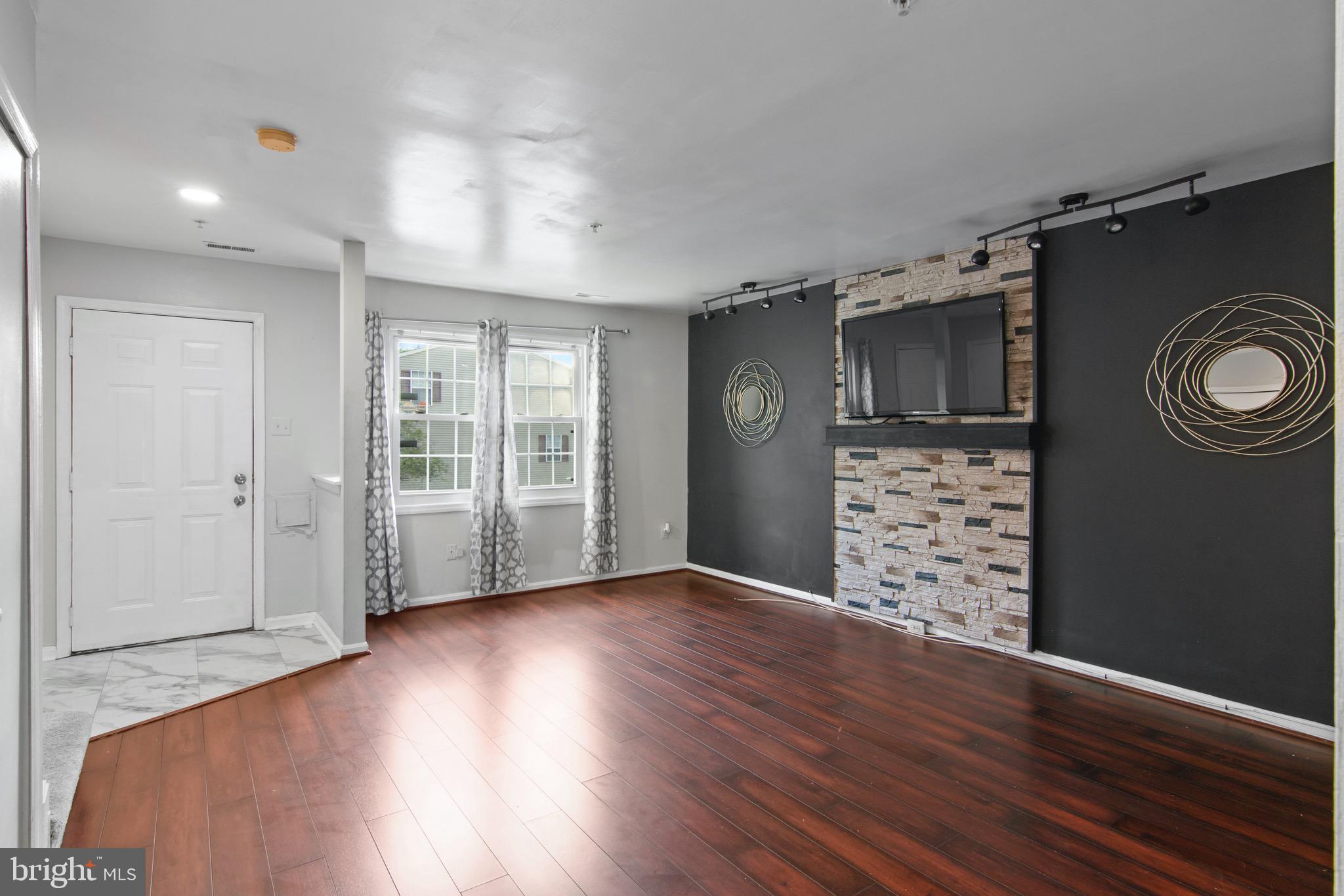 LONDON WOODS - Residential Lease