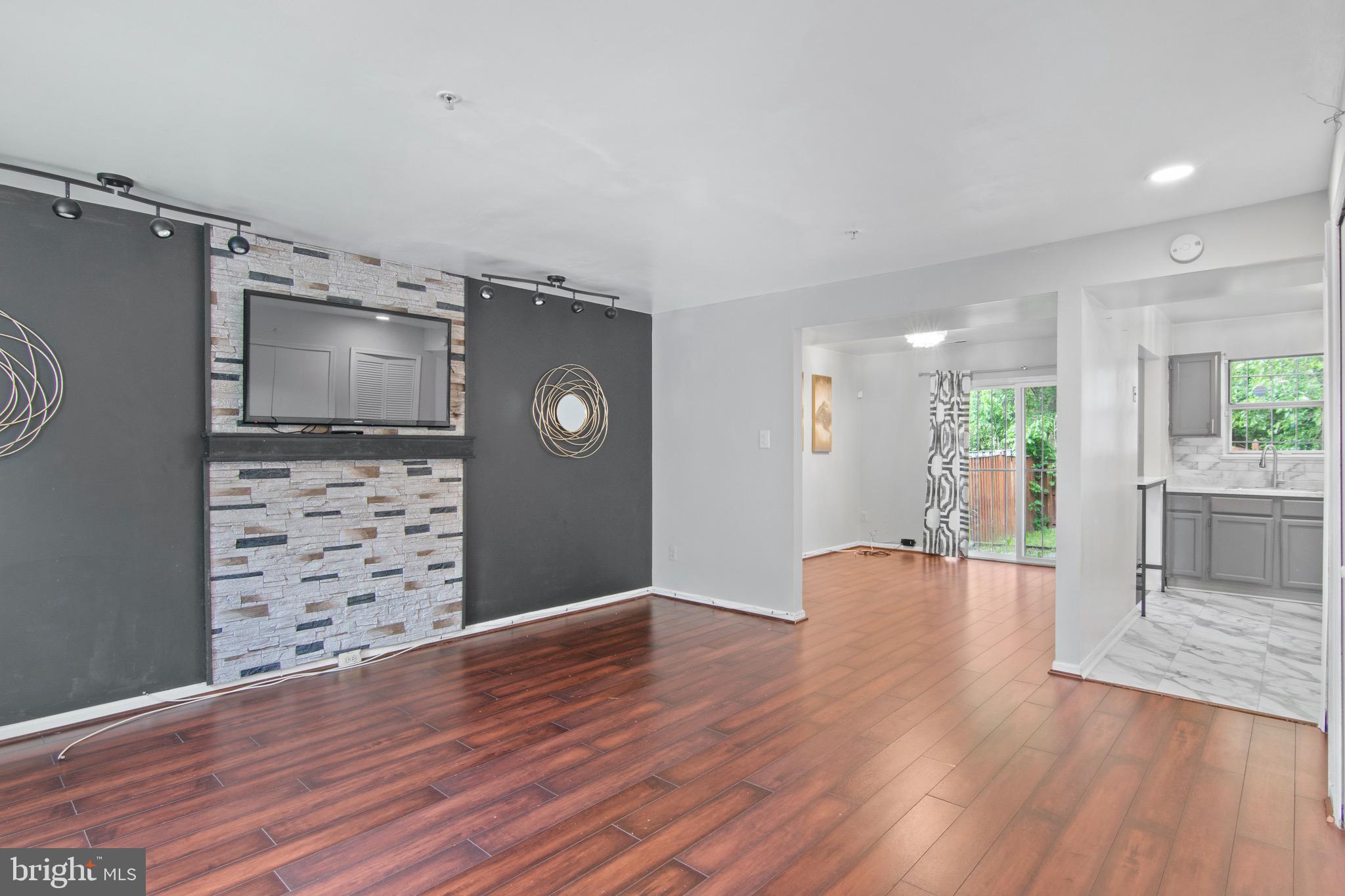 LONDON WOODS - Residential Lease