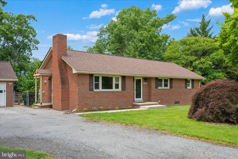 Homes For Sale - 7052 Linganore Road<br/> FREDERICK, MD 21701