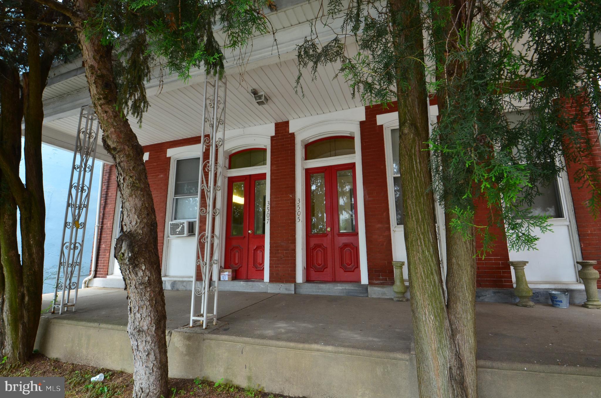 Studio apartment with separate kitchen. 3 piece bathroom with clawfoot tub. Hardwood floors throughout. High ceilings. AC unit included. Extra storage in the basement. Easy Parking around the corner. Cats accepted with a $250 fee plus $25 a month pet rent. Located in the center of EastFalls. One block from the train station. Surrounded by parkland. Many shops and restaurants to walk to.