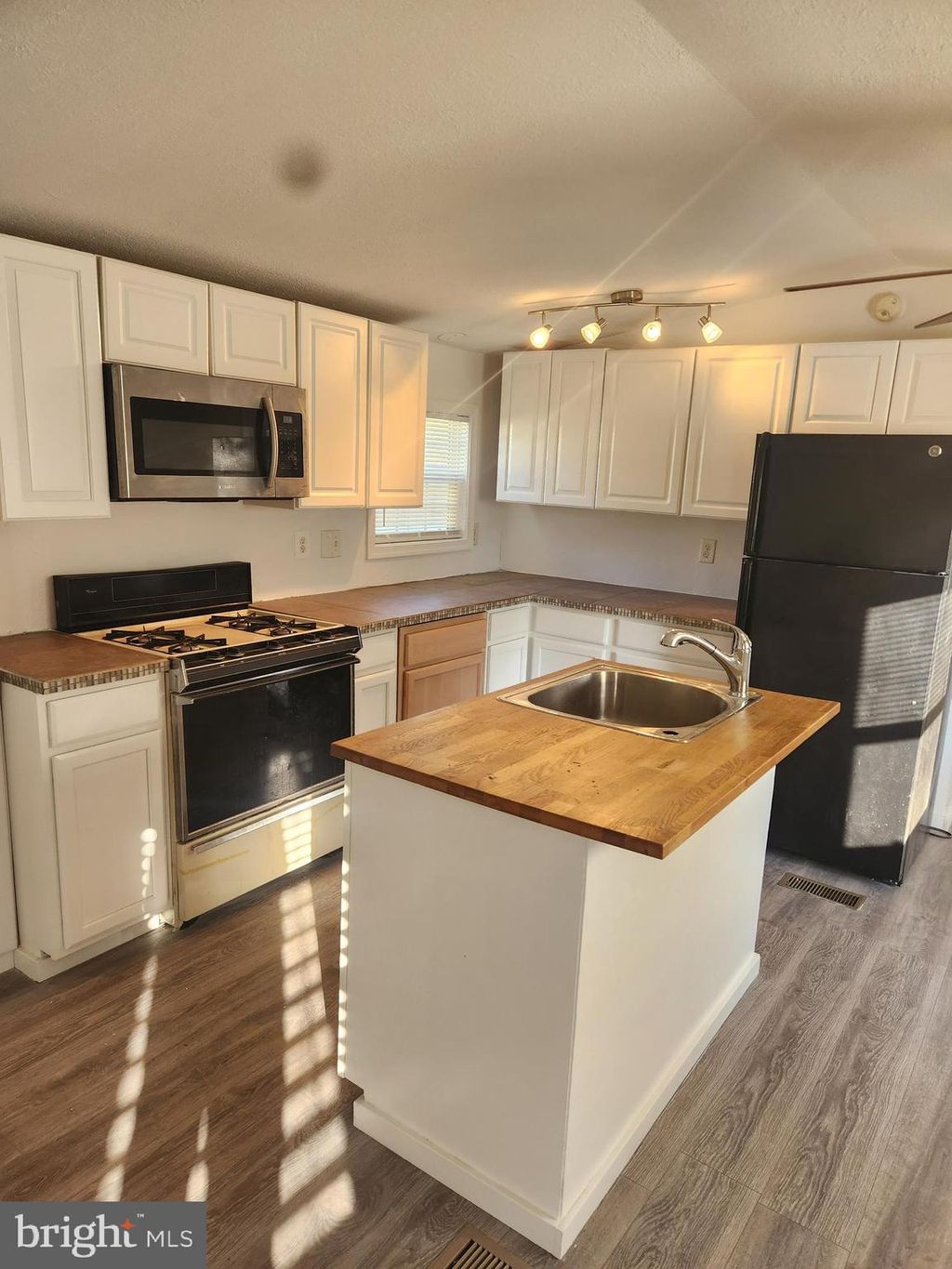 Photo of 720 Shawna Avenue, YORK, PA 17402 (MLS # PAYK2094734)