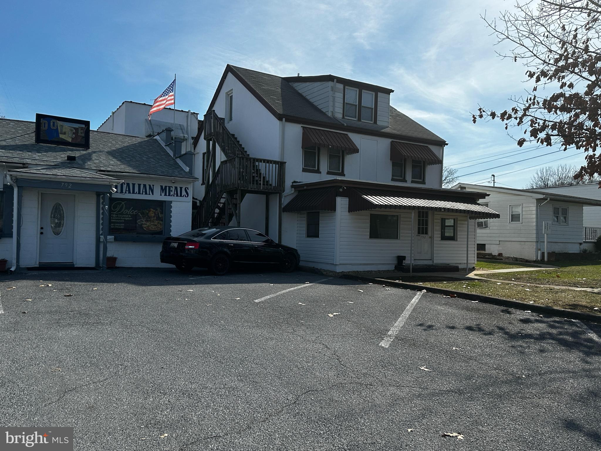 Main image without alt text