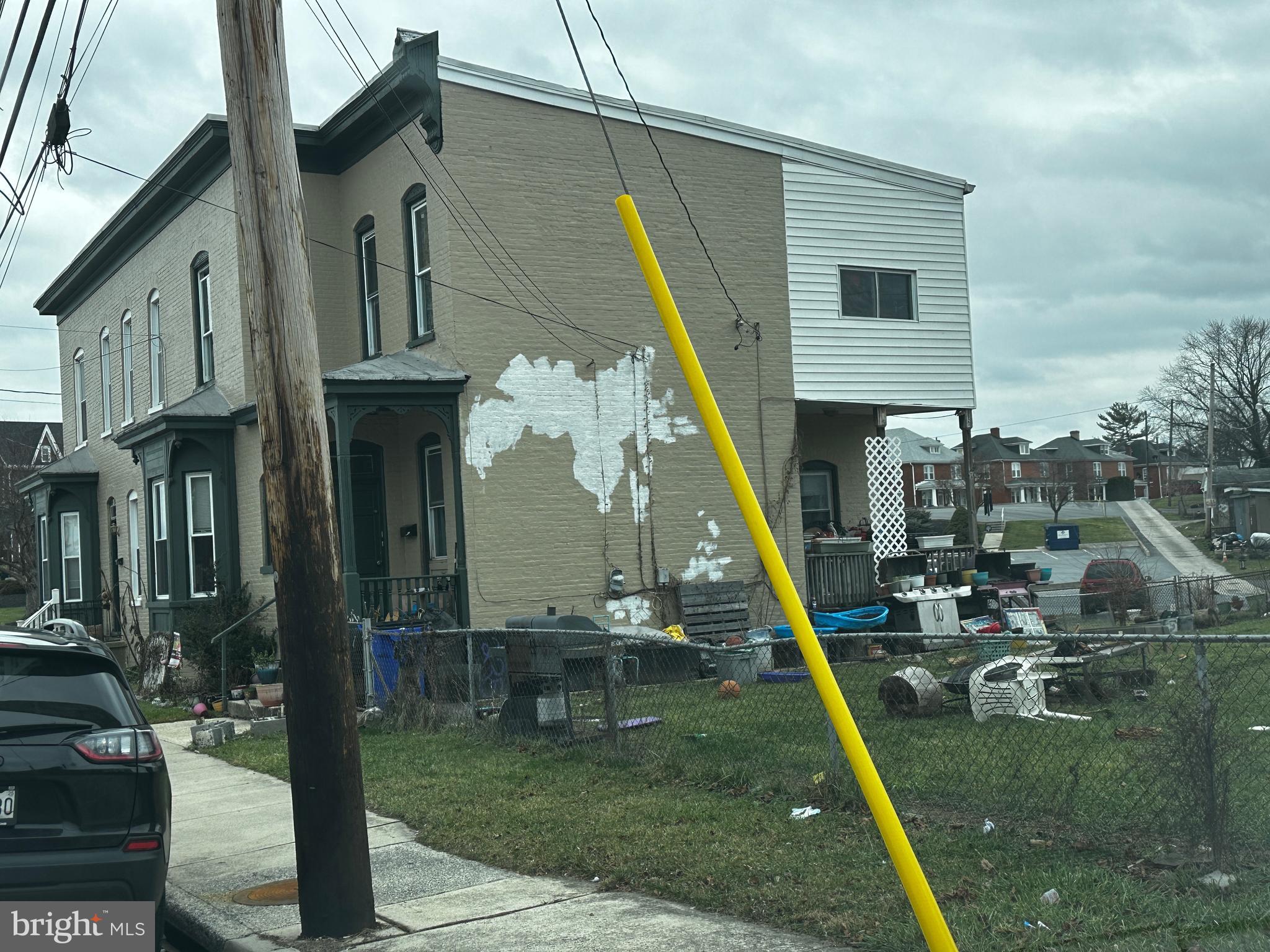 Main image without alt text