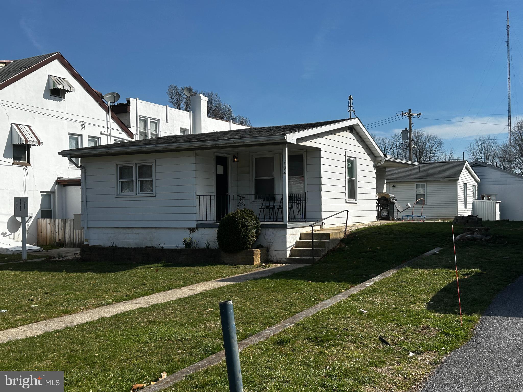 Main image without alt text