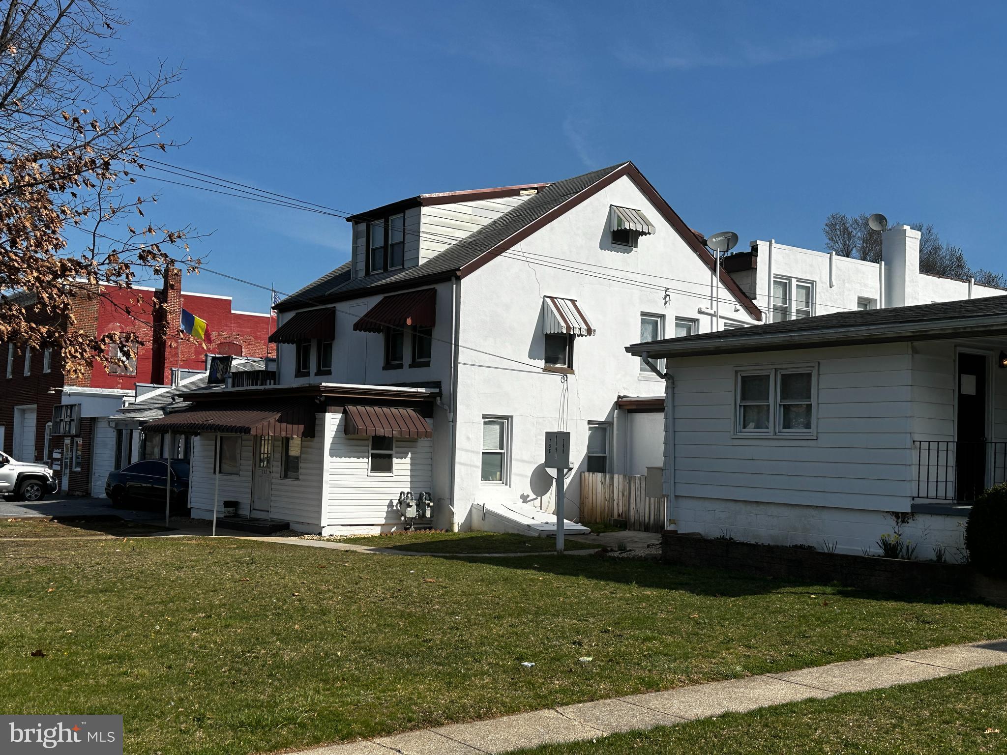 Main image without alt text