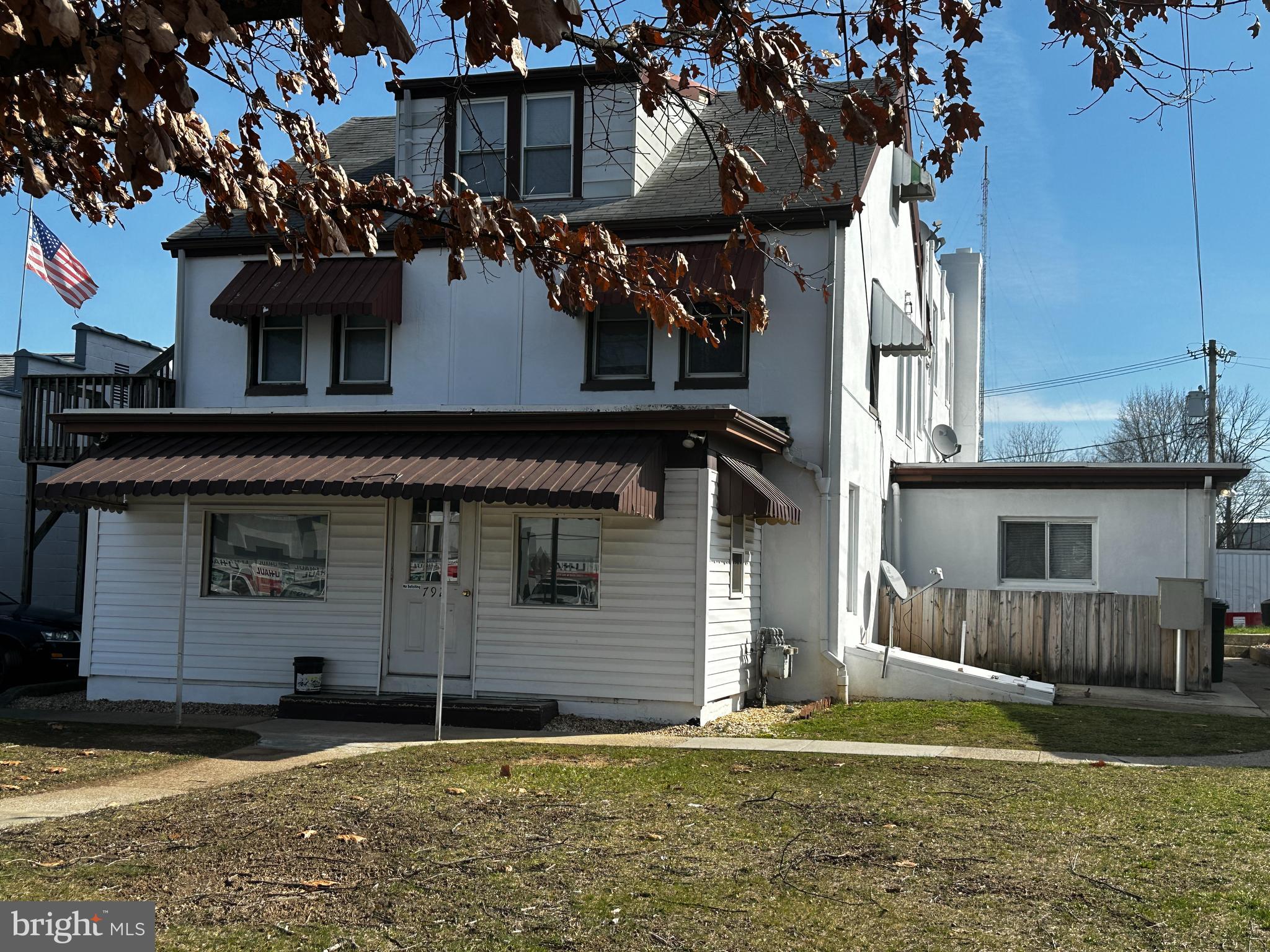 Main image without alt text