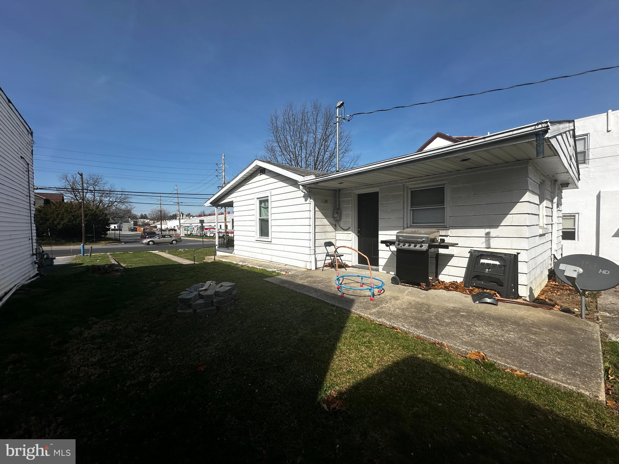 Main image without alt text