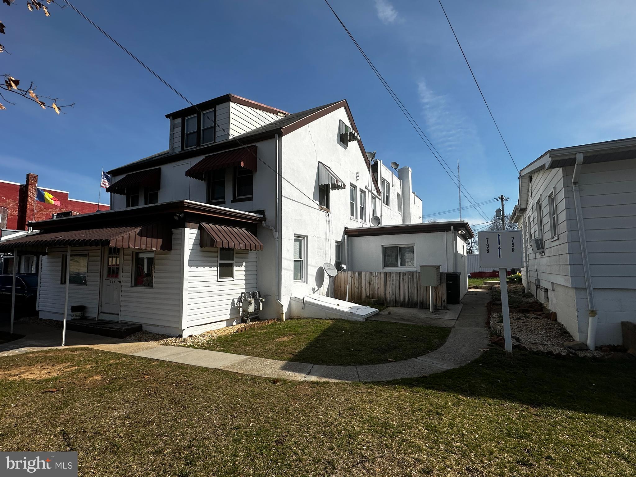 Main image without alt text