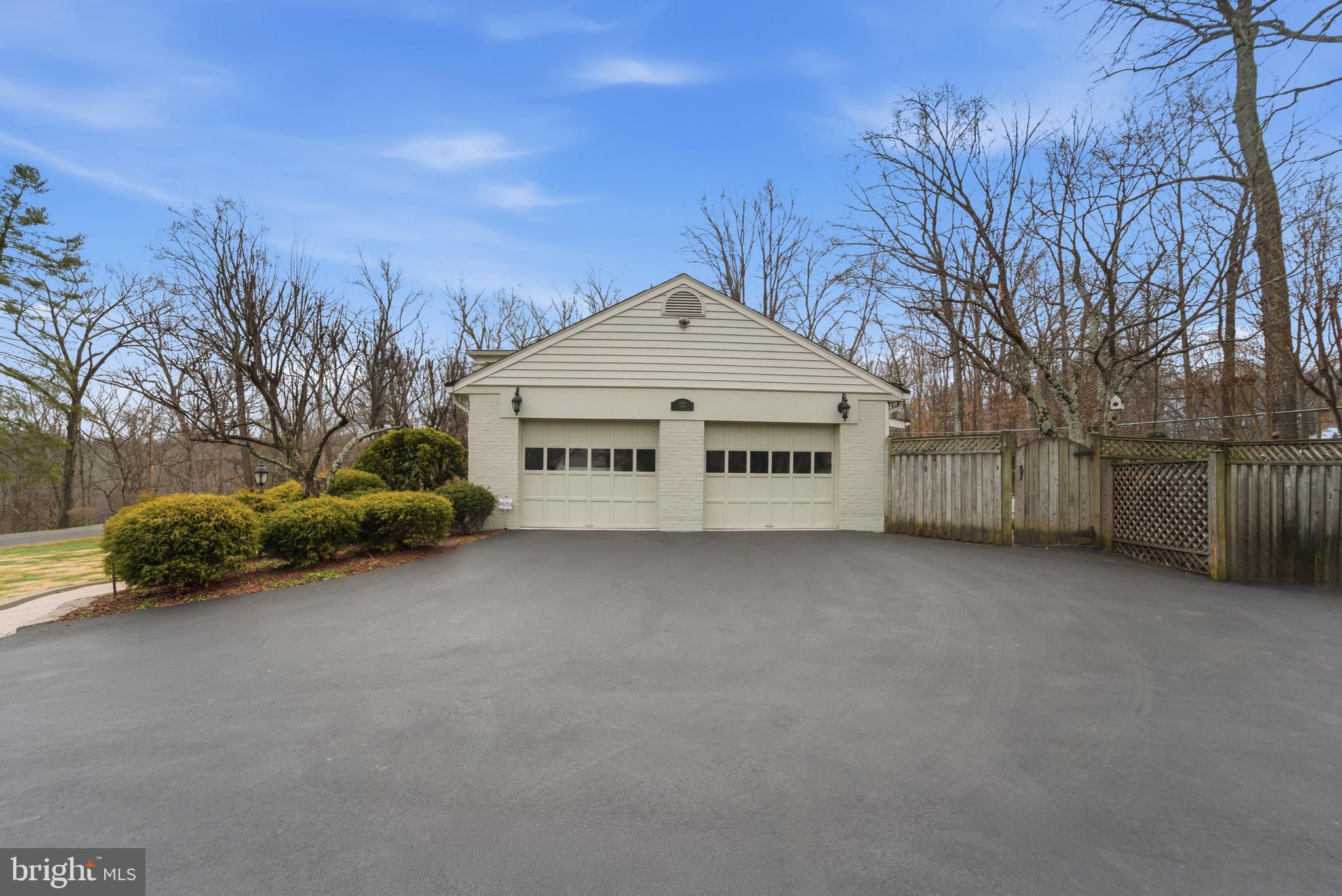 RIVERSIDE MANOR - Residential