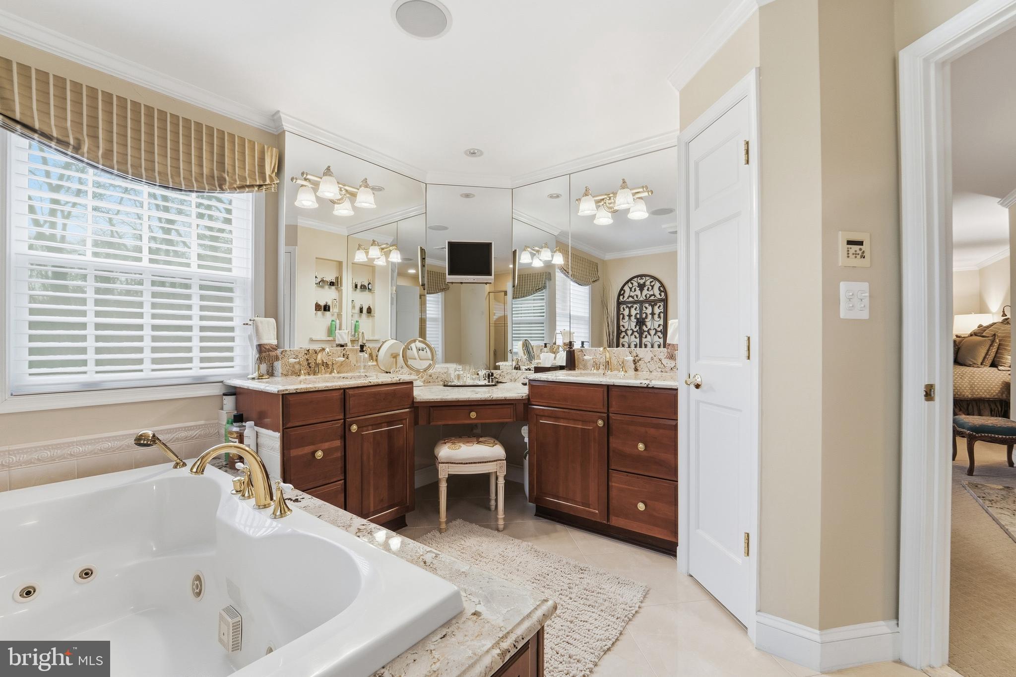 RIVERSIDE MANOR - Residential