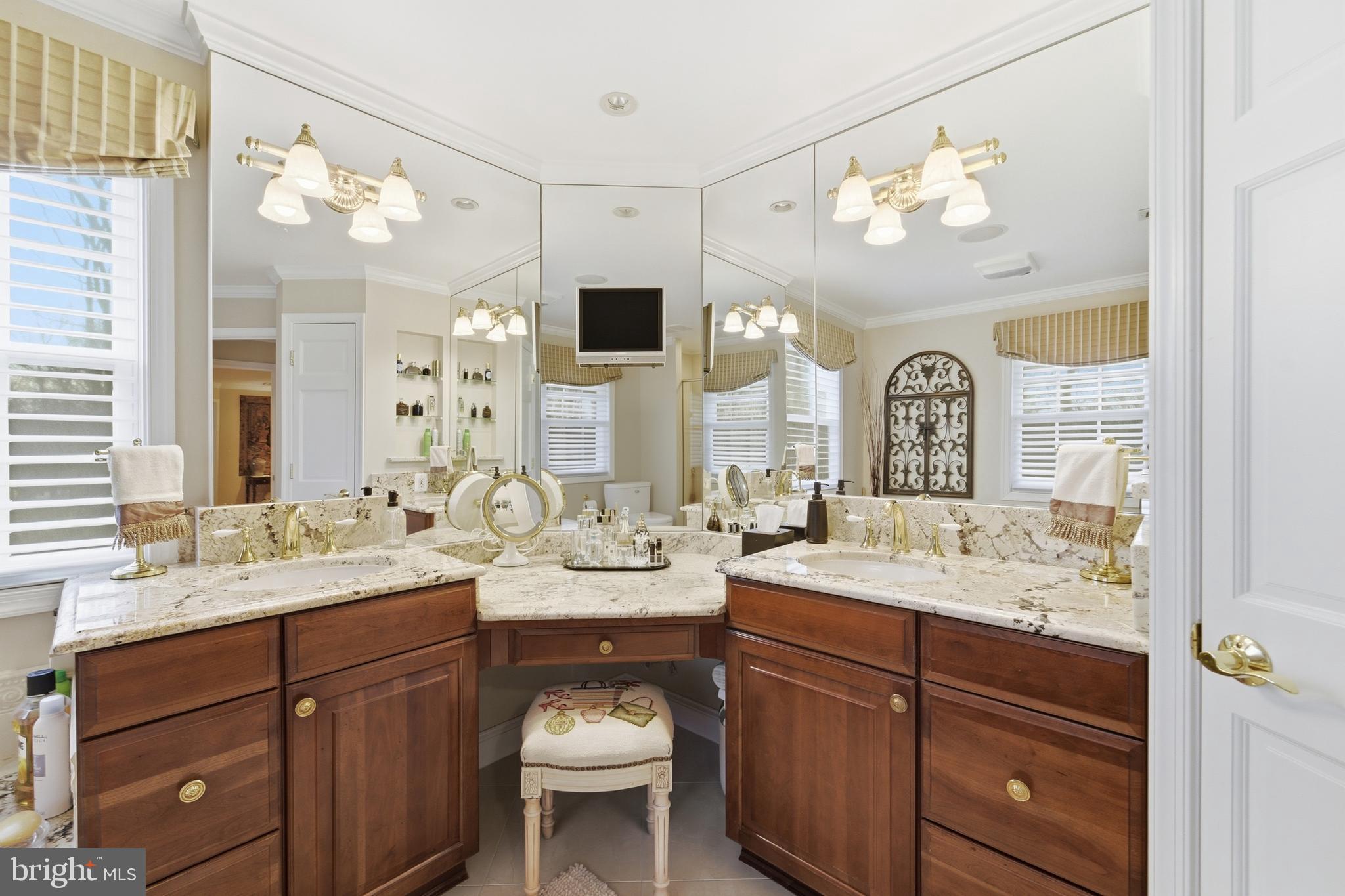 RIVERSIDE MANOR - Residential