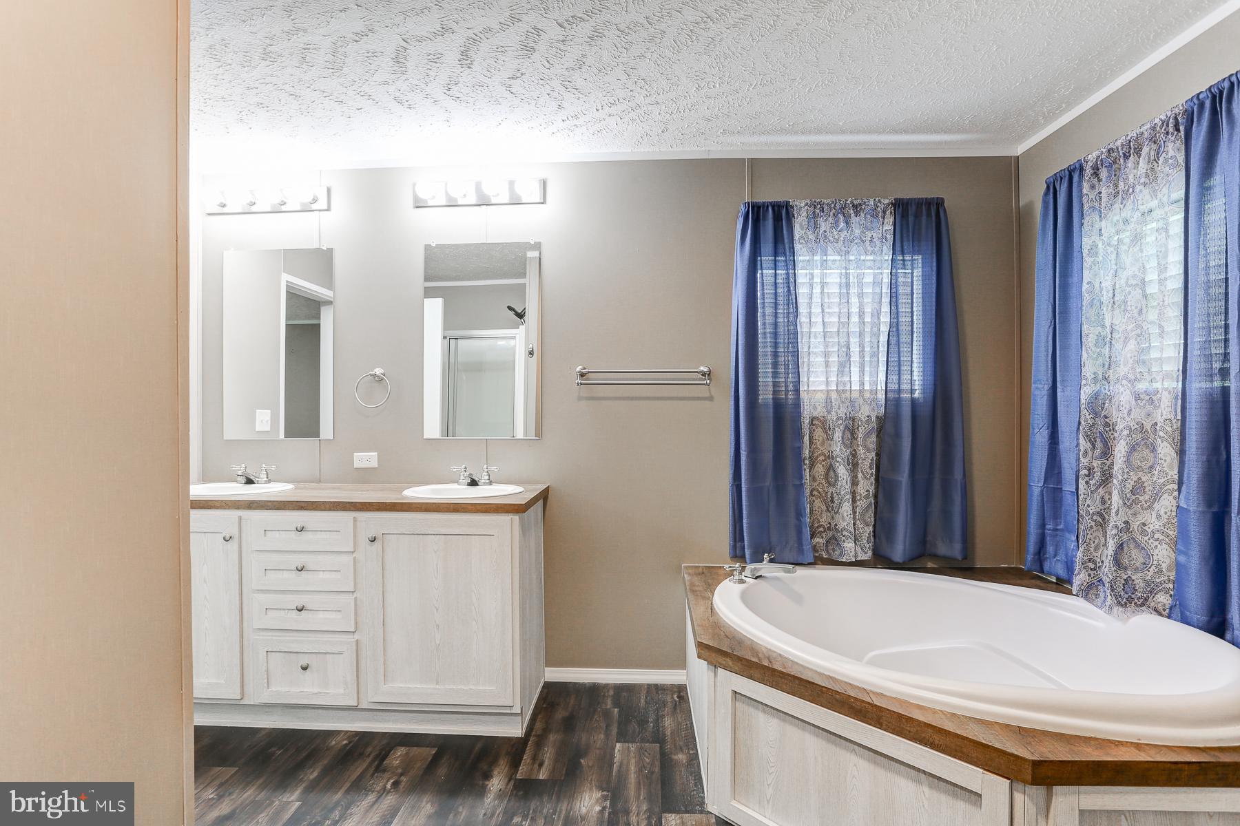 OAK KNOLL ESTATES - Residential