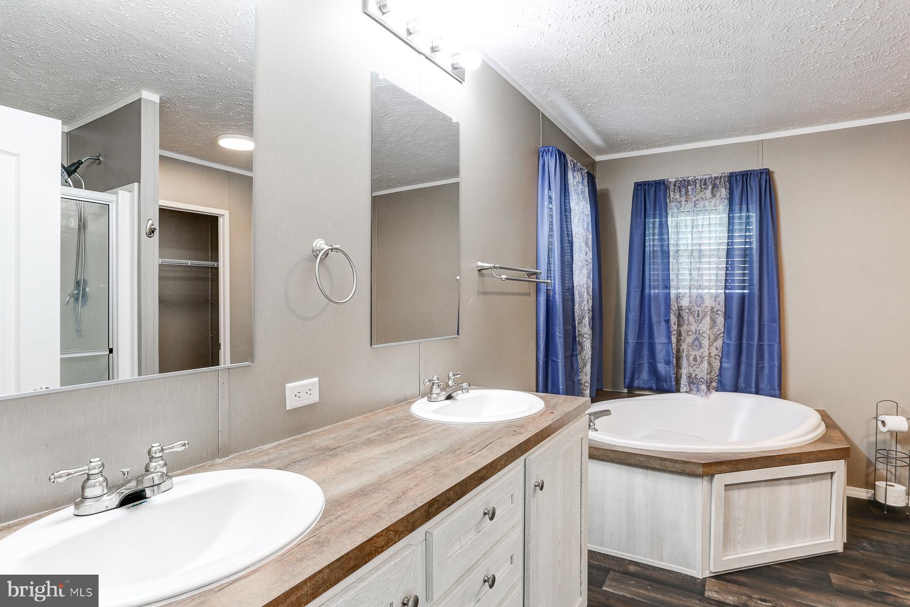 OAK KNOLL ESTATES - Residential