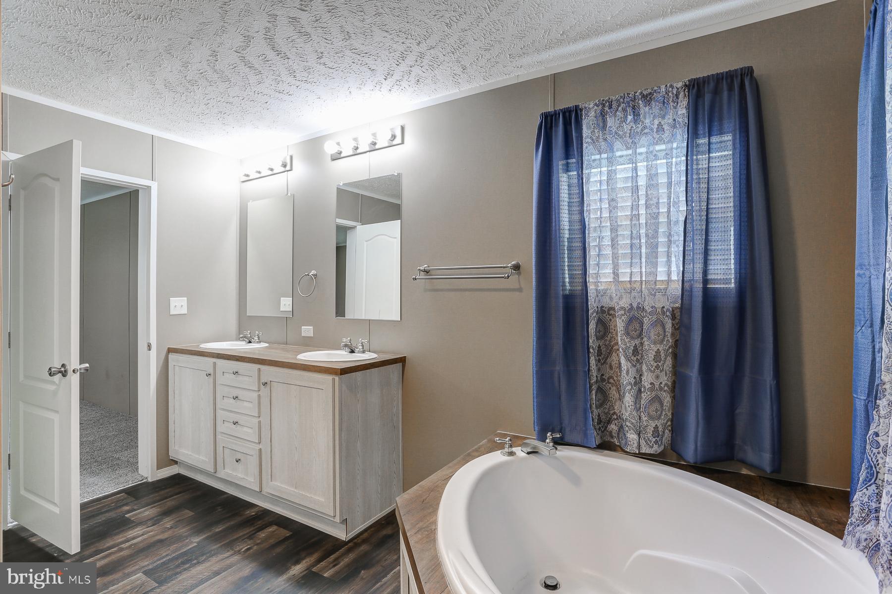 OAK KNOLL ESTATES - Residential