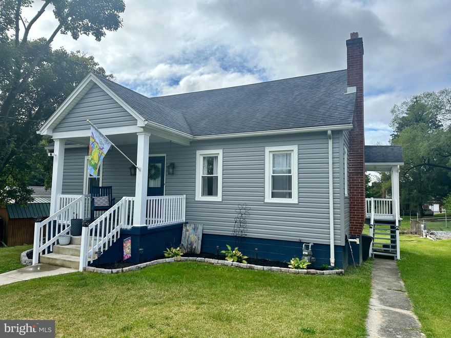 This house has been completely updated. New flooring throughout, and paint.  Large kitchen with granite counter tops.  Set your appointment today so you don't miss out on this one.

offers due by 10/9 at 3pm