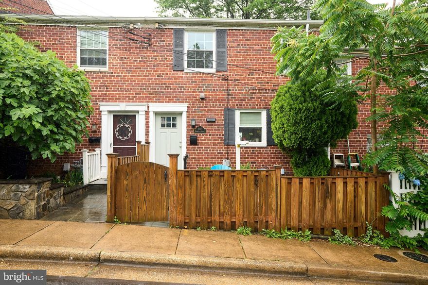 Beautiful townhome in Del Ray.  Walking distance to shops, restaurants , library and everything that Del Ray has to offer.  Walking distance to Hops N Shine!!!! 
Very close commute to Pentagon and other military bases.
3 bedrooms and 2.5 bathrooms. Perfect condition. Beautiful , renovated kitchen,  large basement ! Stainless steel appliances!
Public swimming pool and park at the end of the street !
PETS case by case, please call or text before applying