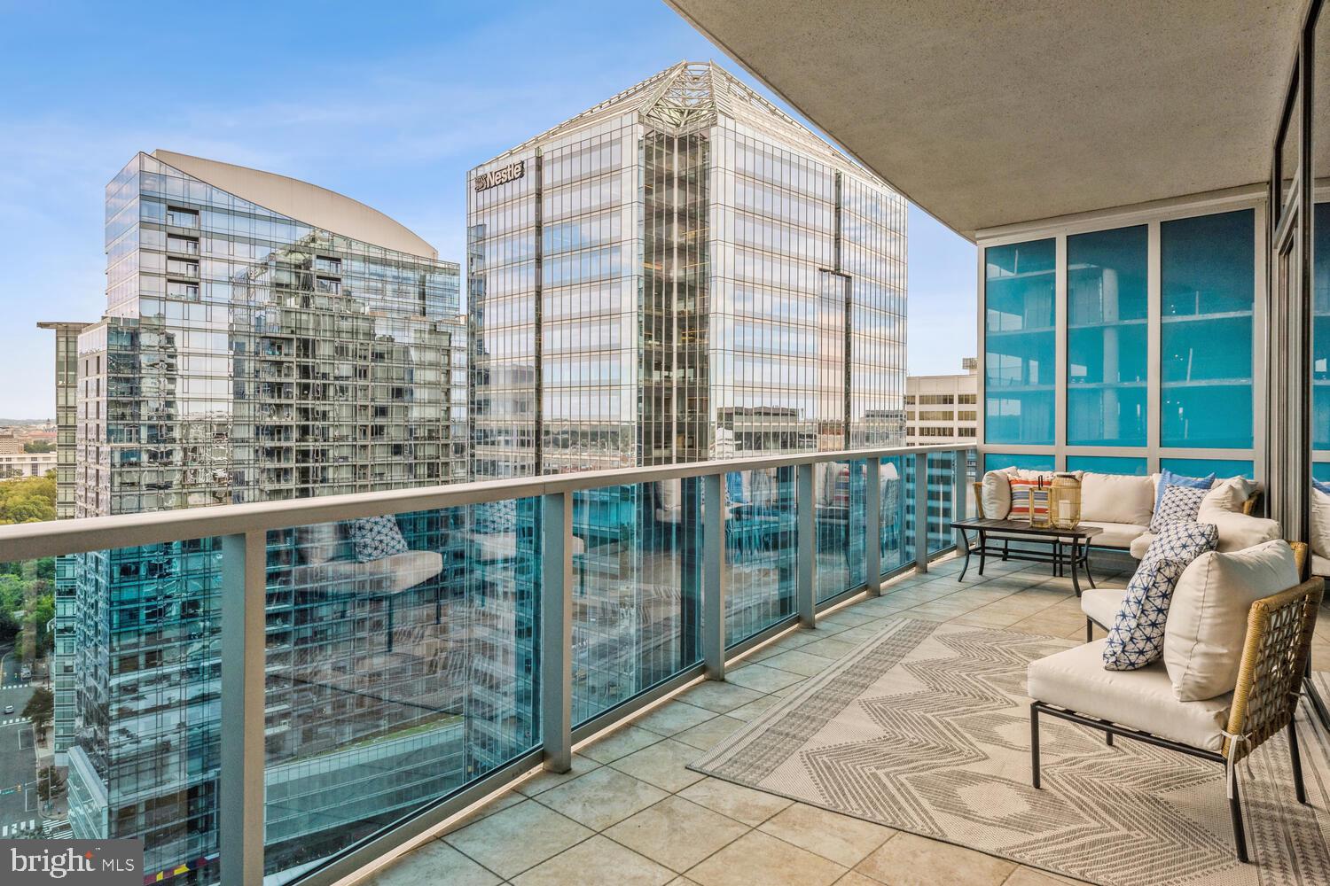 TURNBERRY TOWER - Residential