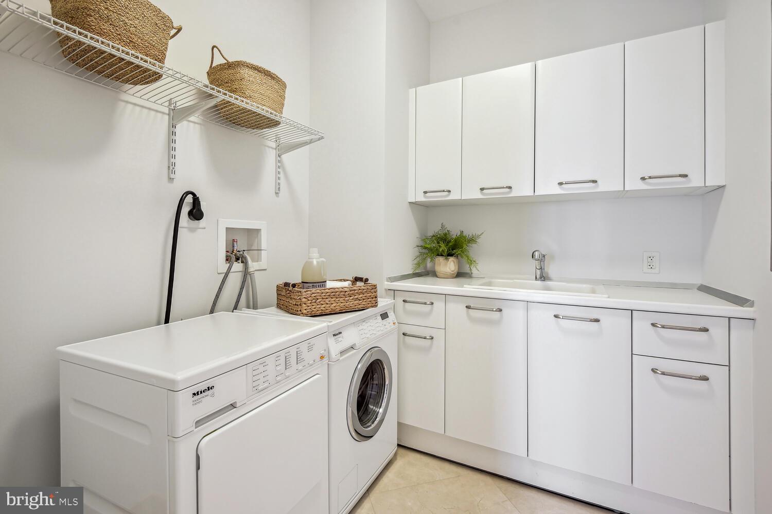 TURNBERRY TOWER - Residential