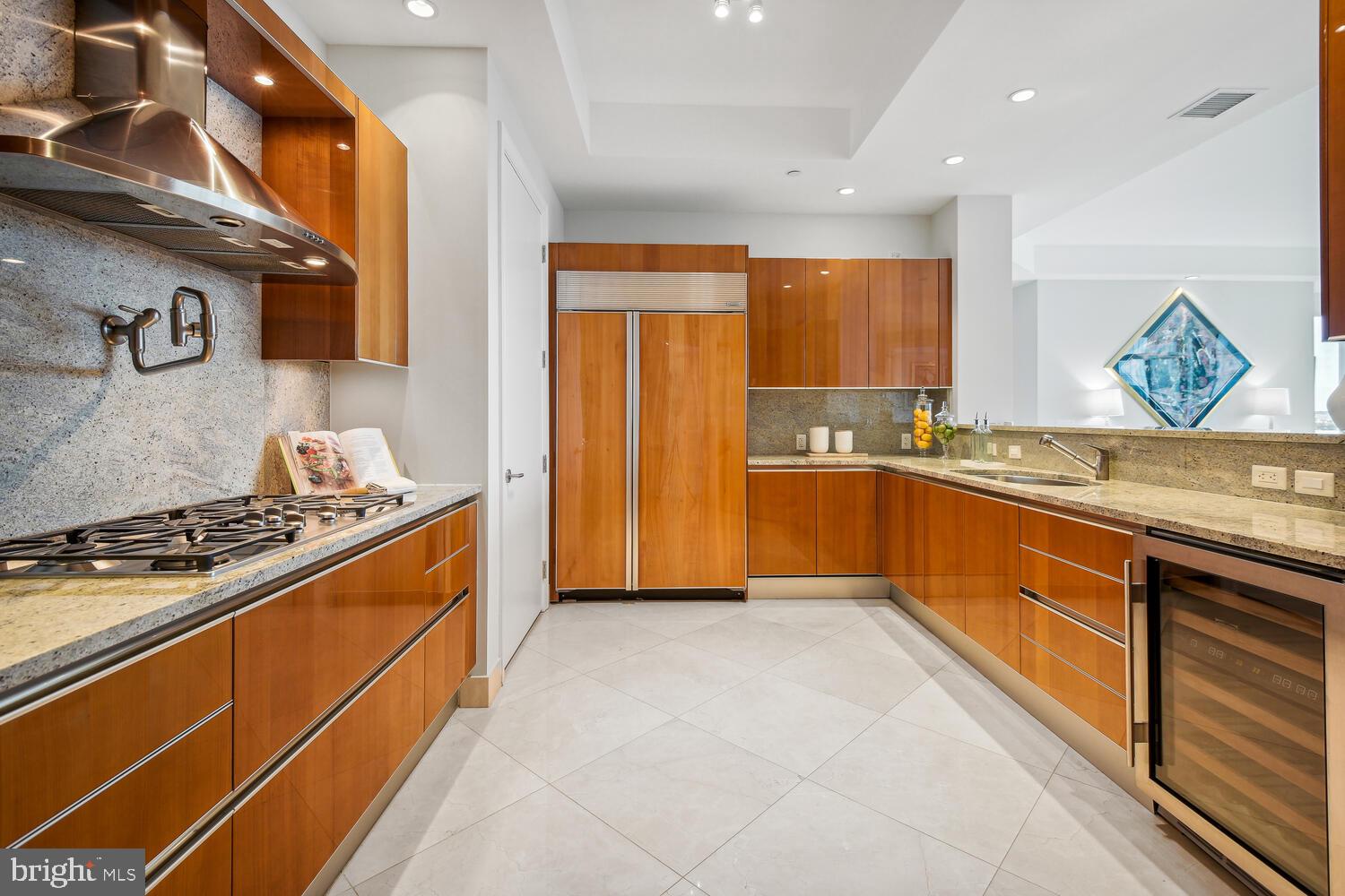 TURNBERRY TOWER - Residential